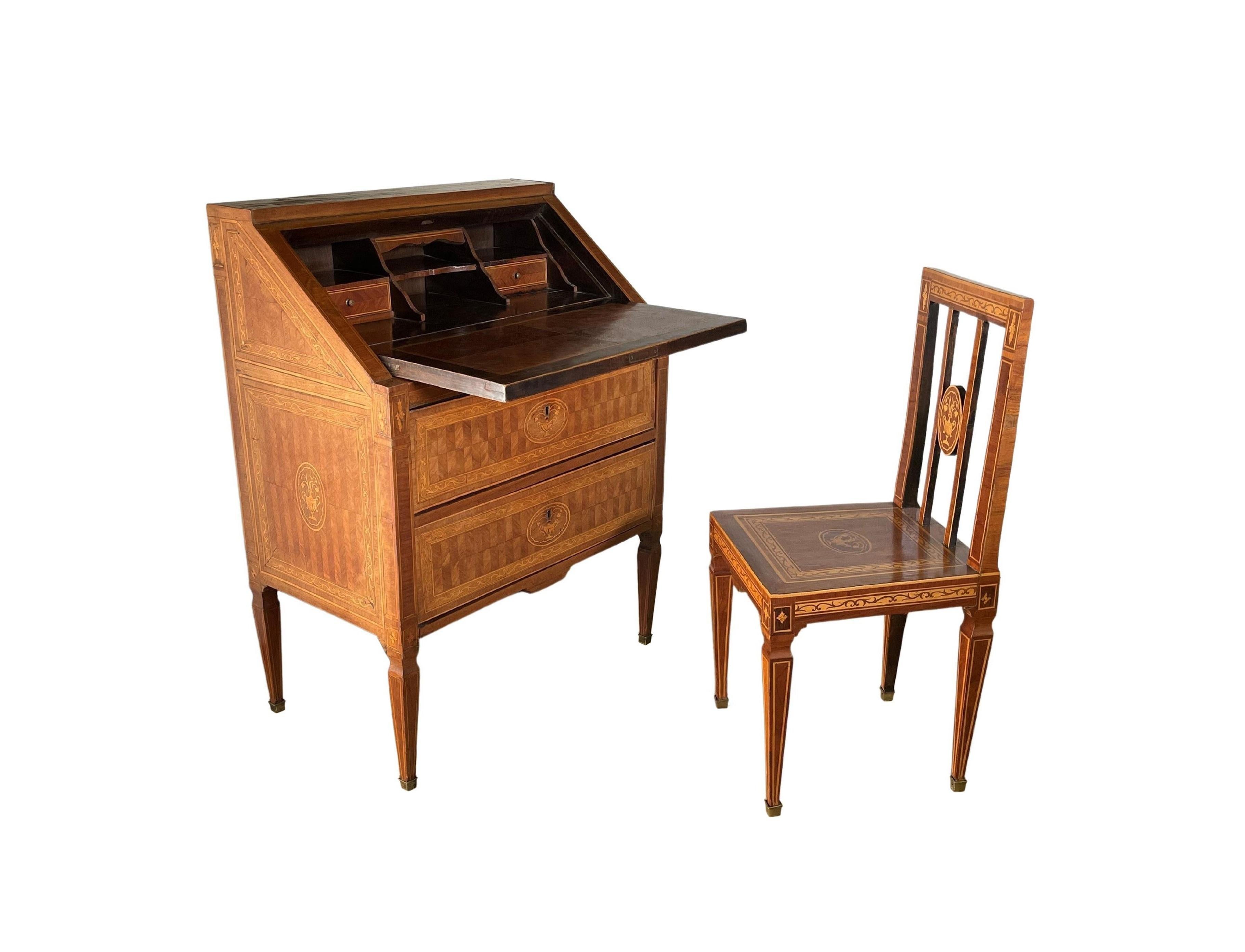 Scrivania indipendente in stile neoclassico italiano, alla maniera di Giuseppe Maggiolini, fine XIX secolo. Squisita impiallacciatura a intarsio in palissandro, satinwood e altri legni decorativi. Il piano rettangolare con intarsi a fogliame si