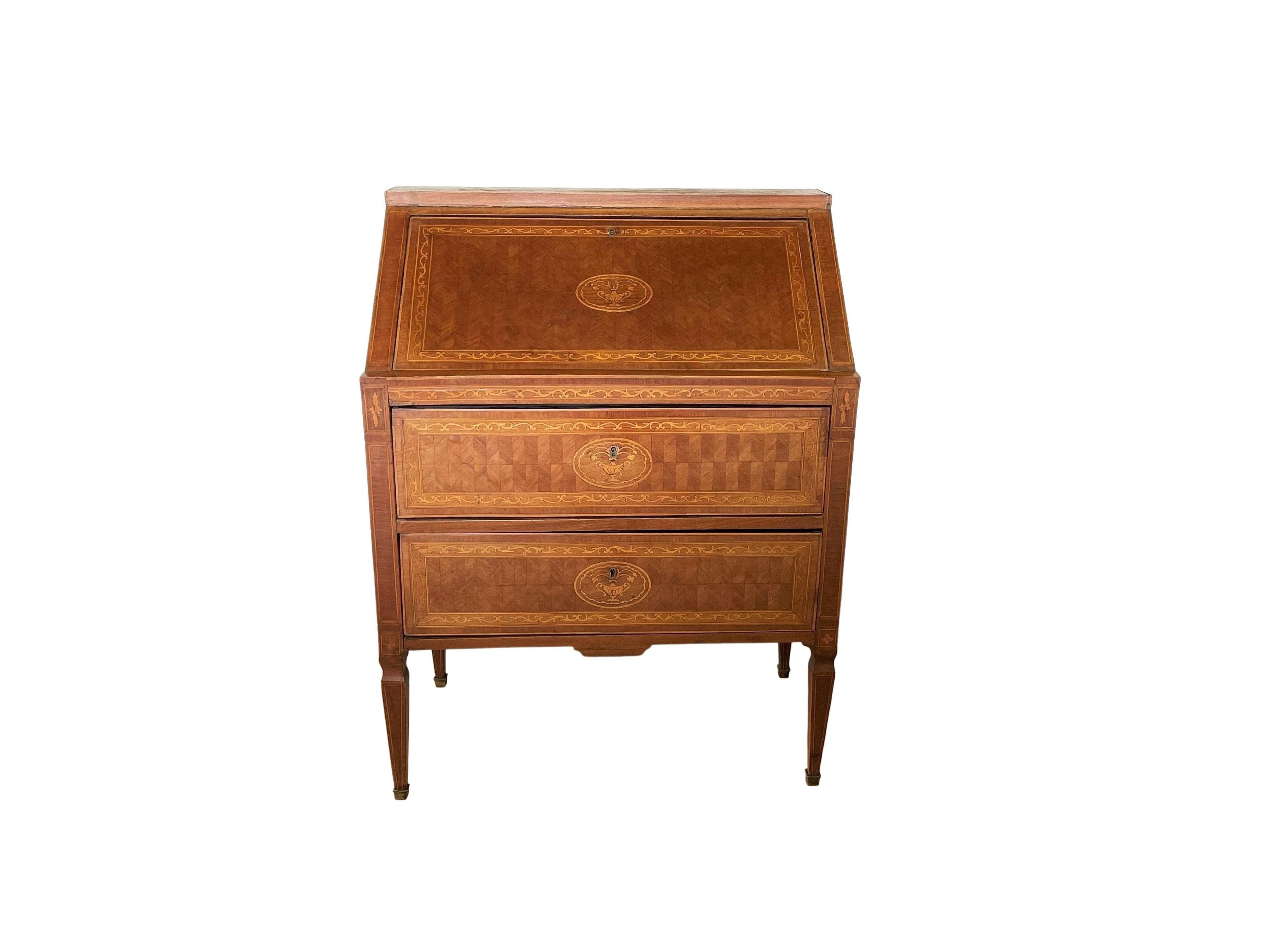 Italiano Bureau De Dame neoclassico intarsiato nello stile di Giuseppe Maggiolini, Italia in vendita