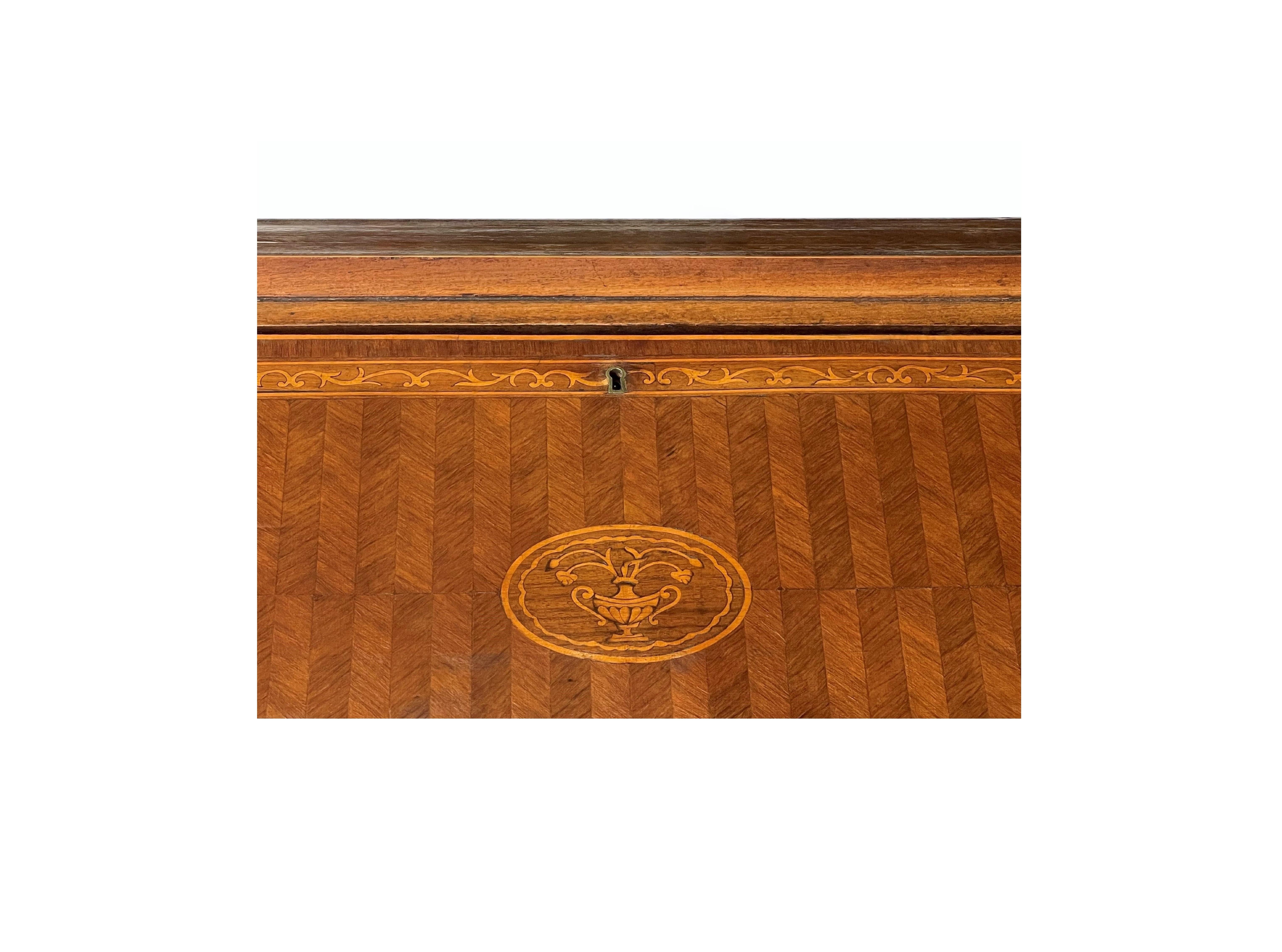 Marqueterie Bureau de dame en marqueterie néoclassique dans le style de Giuseppe Maggiolini, Italie en vente