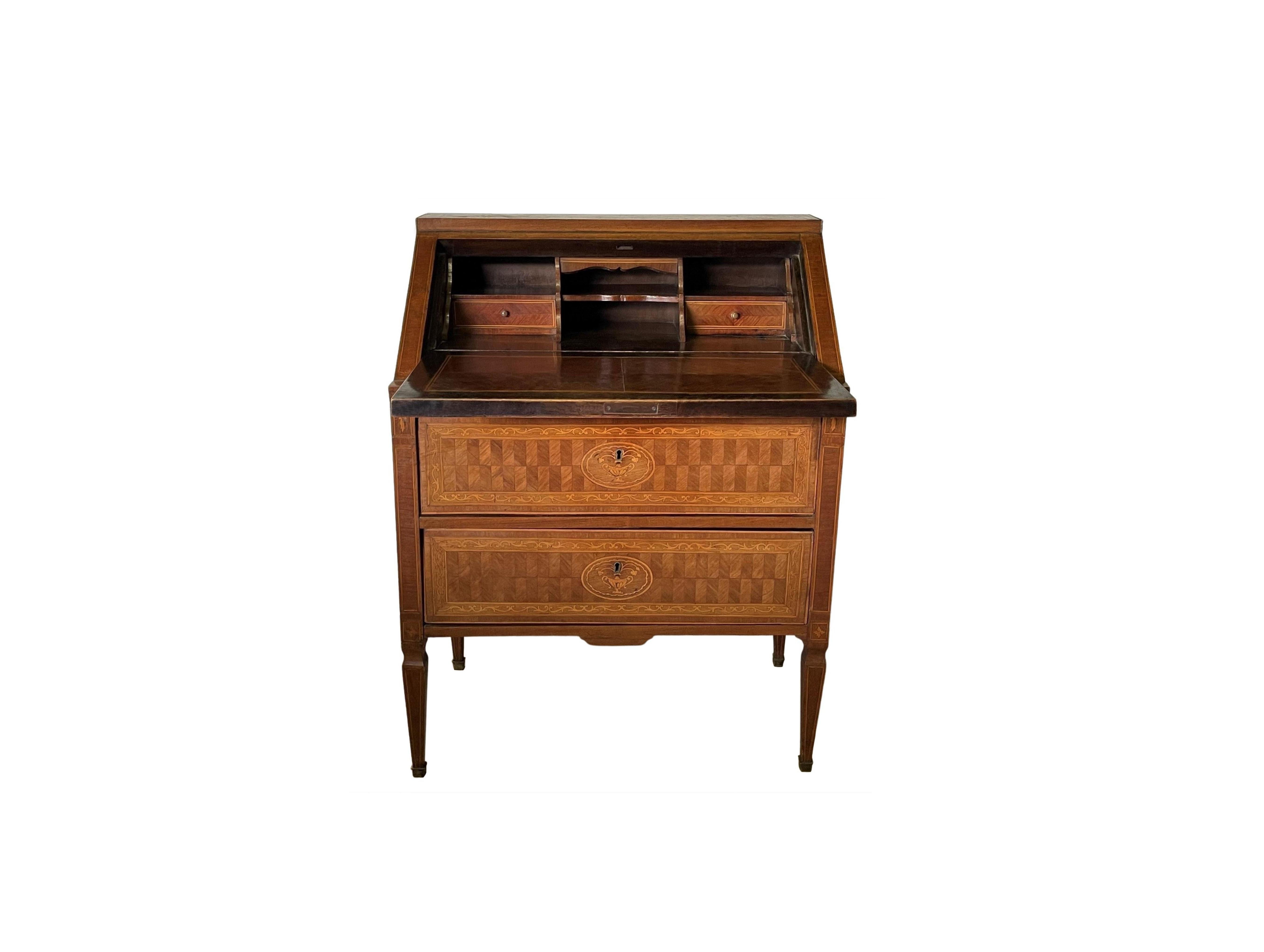 XIX secolo Bureau De Dame neoclassico intarsiato nello stile di Giuseppe Maggiolini, Italia in vendita