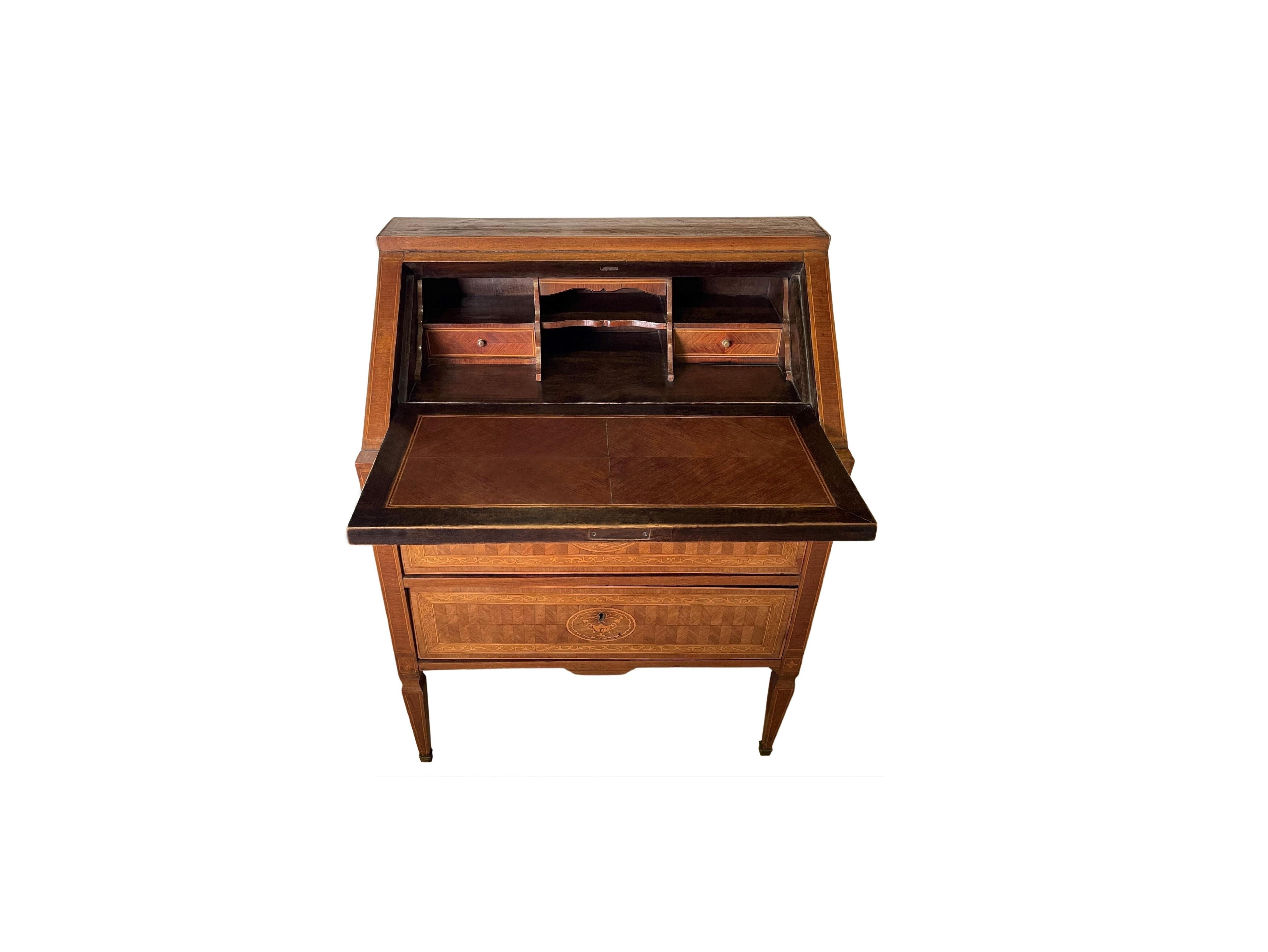 Bureau de dame en marqueterie néoclassique dans le style de Giuseppe Maggiolini, Italie en vente 1