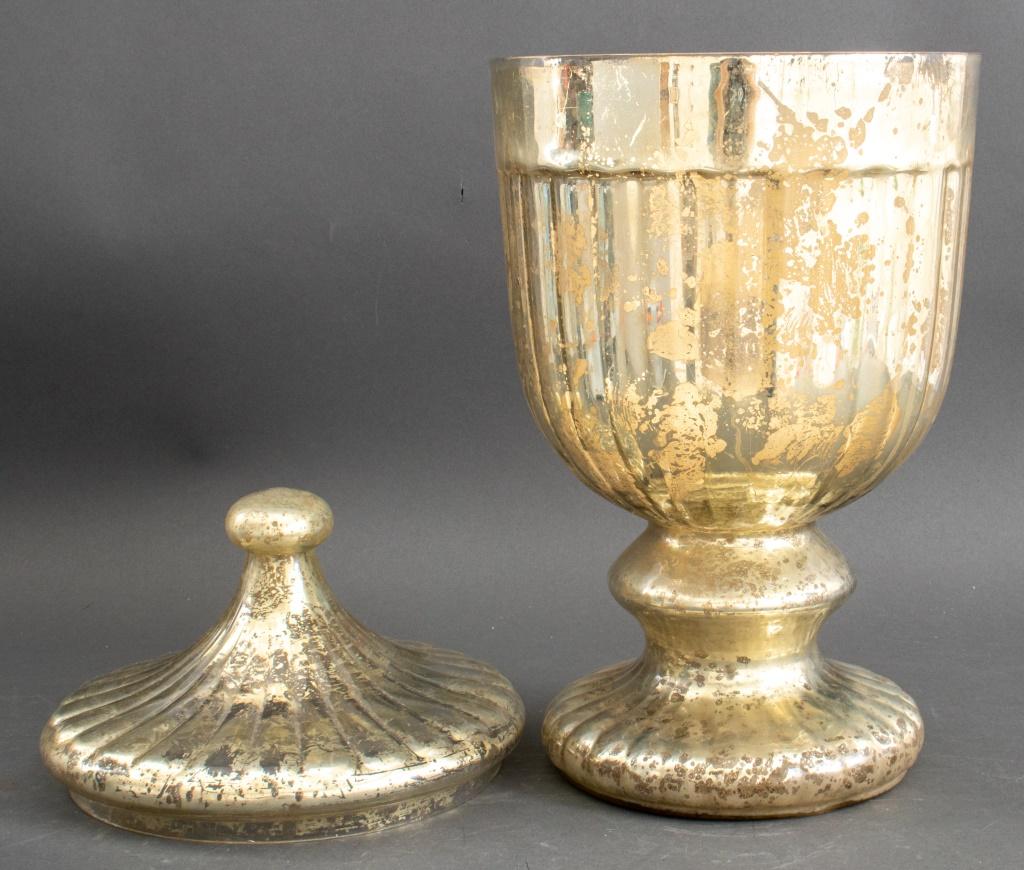 Neoklassische Stil Quecksilberglas Urne Vase und Deckel.

Abmessungen: 18,5