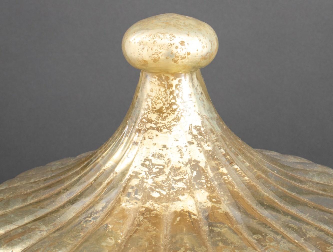 Neoklassizistische Urnenvase aus Quecksilberglas mit Deckel im Zustand „Gut“ im Angebot in New York, NY