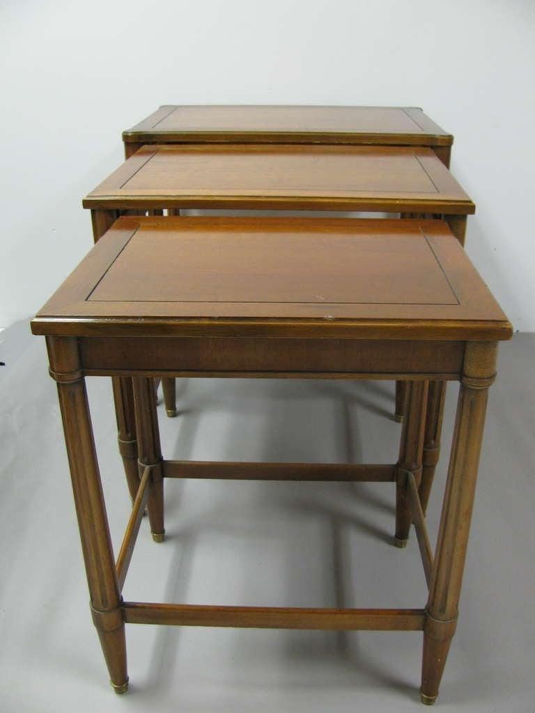 Fait main Ensemble de trois tables gigognes néoclassiques du milieu du siècle dernier de style Robsjohn Gibbings en vente