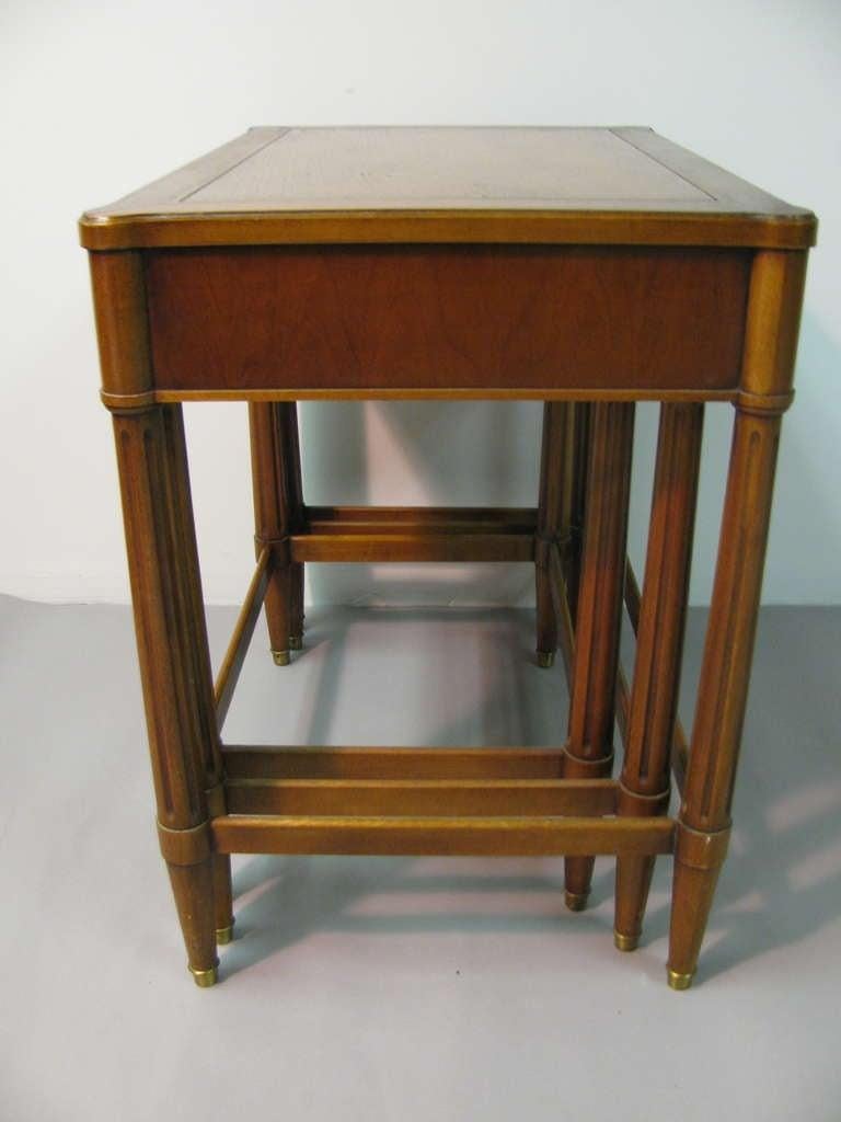 Ensemble de trois tables gigognes néoclassiques du milieu du siècle dernier de style Robsjohn Gibbings Bon état - En vente à Port Jervis, NY