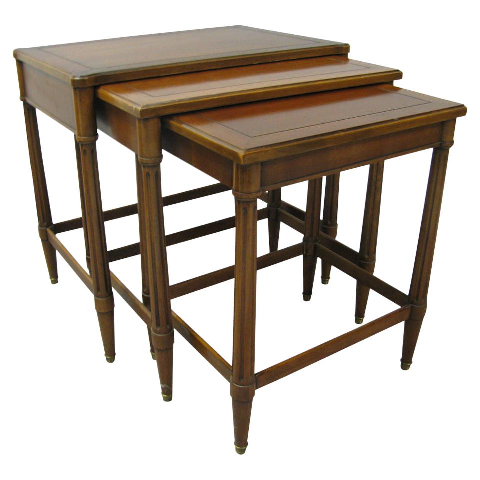 Néo-classique Ensemble de trois tables gigognes néoclassiques du milieu du siècle dernier de style Robsjohn Gibbings en vente