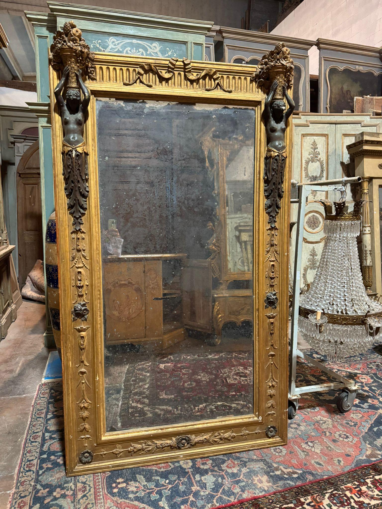 Miroir néoclassique ancien en bois richement sculpté et doré. Il comporte deux sculptures latérales représentant des cariatides. Des motifs floraux et de feuilles se succèdent tout au long du cadre.
Originaux de la fin du XVIIIe siècle, en