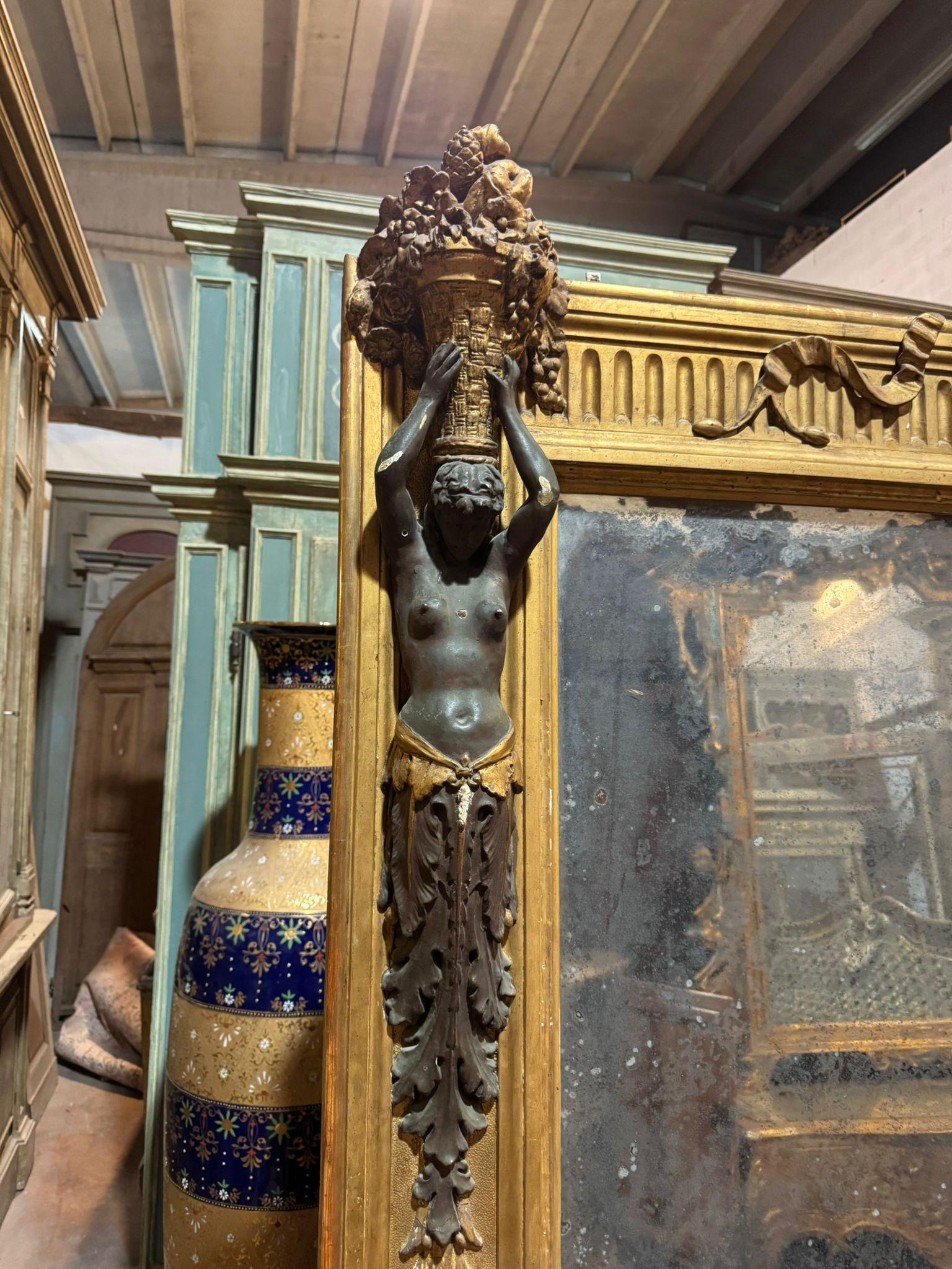italien Miroir néoclassique en bois richement sculpté de cariatides et doré, Italie en vente
