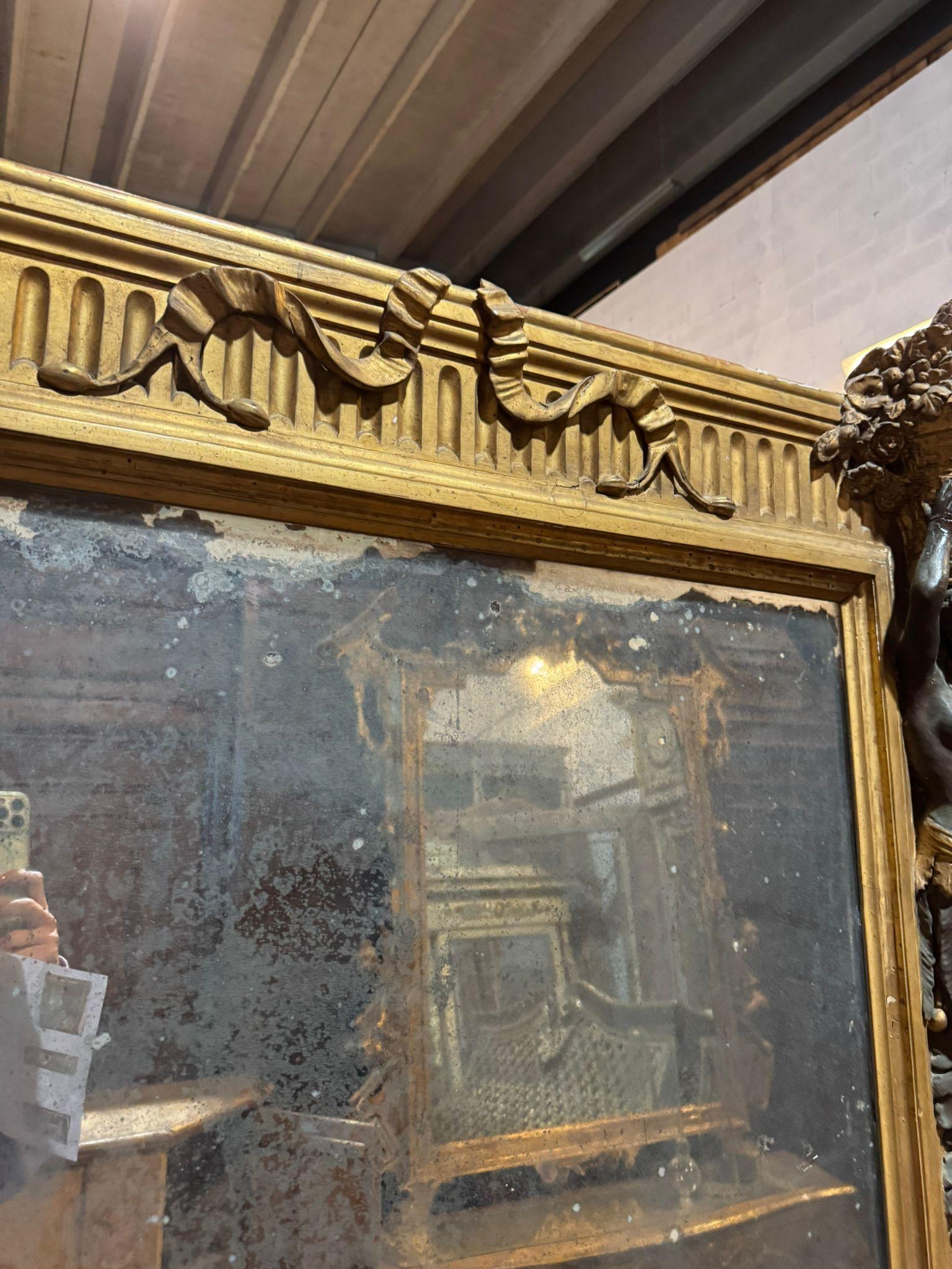 Sculpté Miroir néoclassique en bois richement sculpté de cariatides et doré, Italie en vente