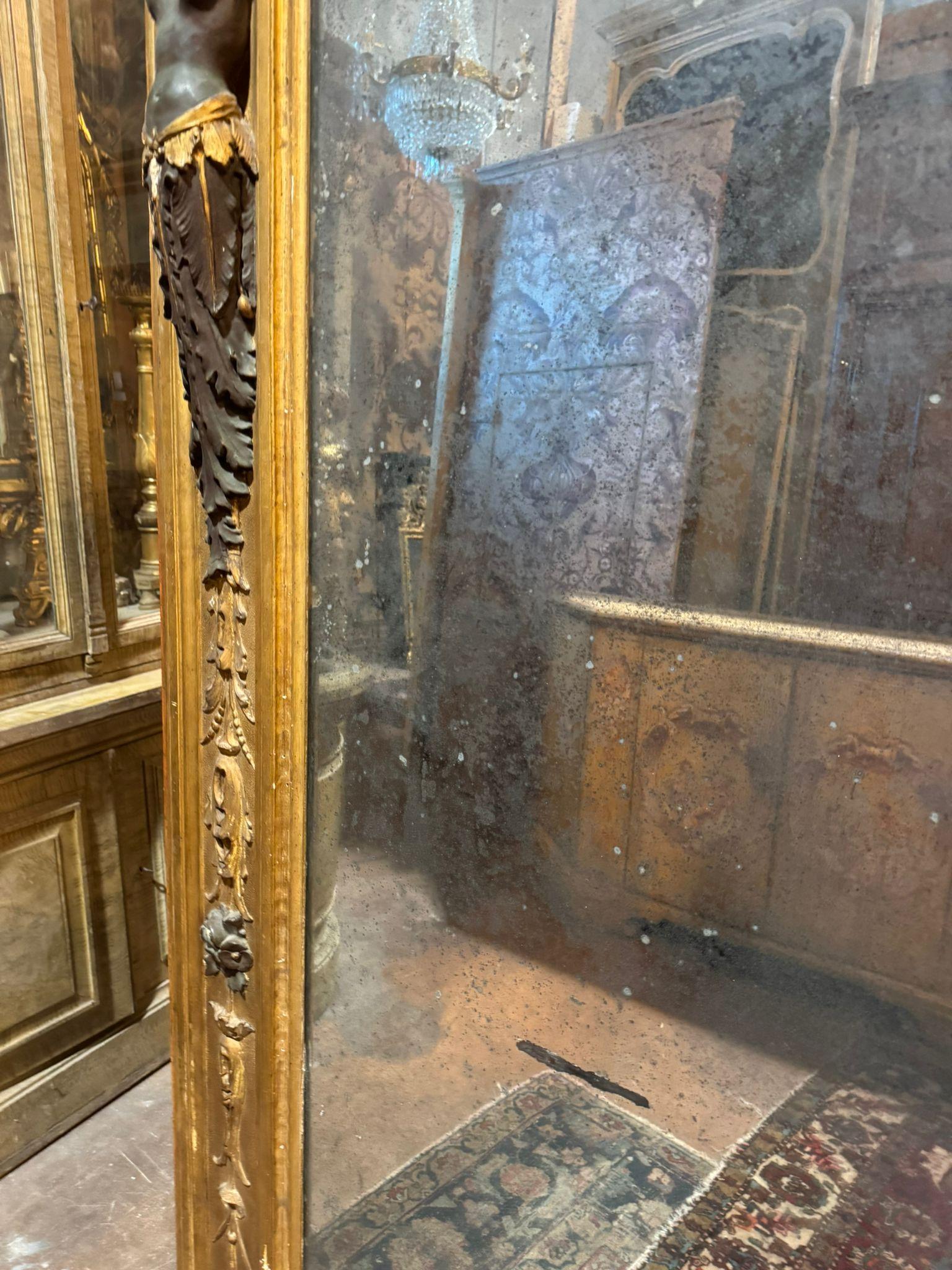 Miroir néoclassique en bois richement sculpté de cariatides et doré, Italie Bon état - En vente à Cuneo, Italy (CN)