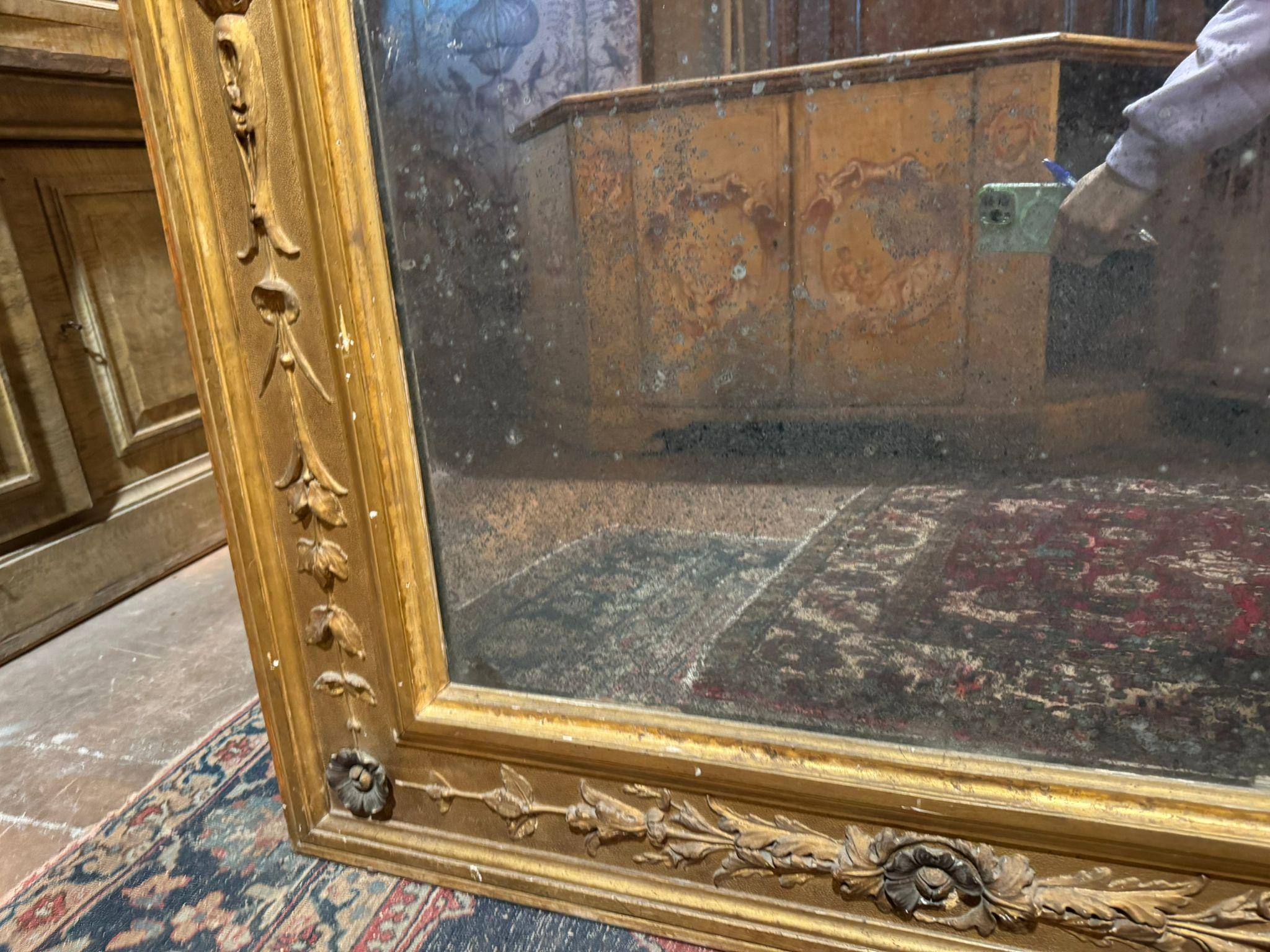 XVIIIe siècle et antérieur Miroir néoclassique en bois richement sculpté de cariatides et doré, Italie en vente