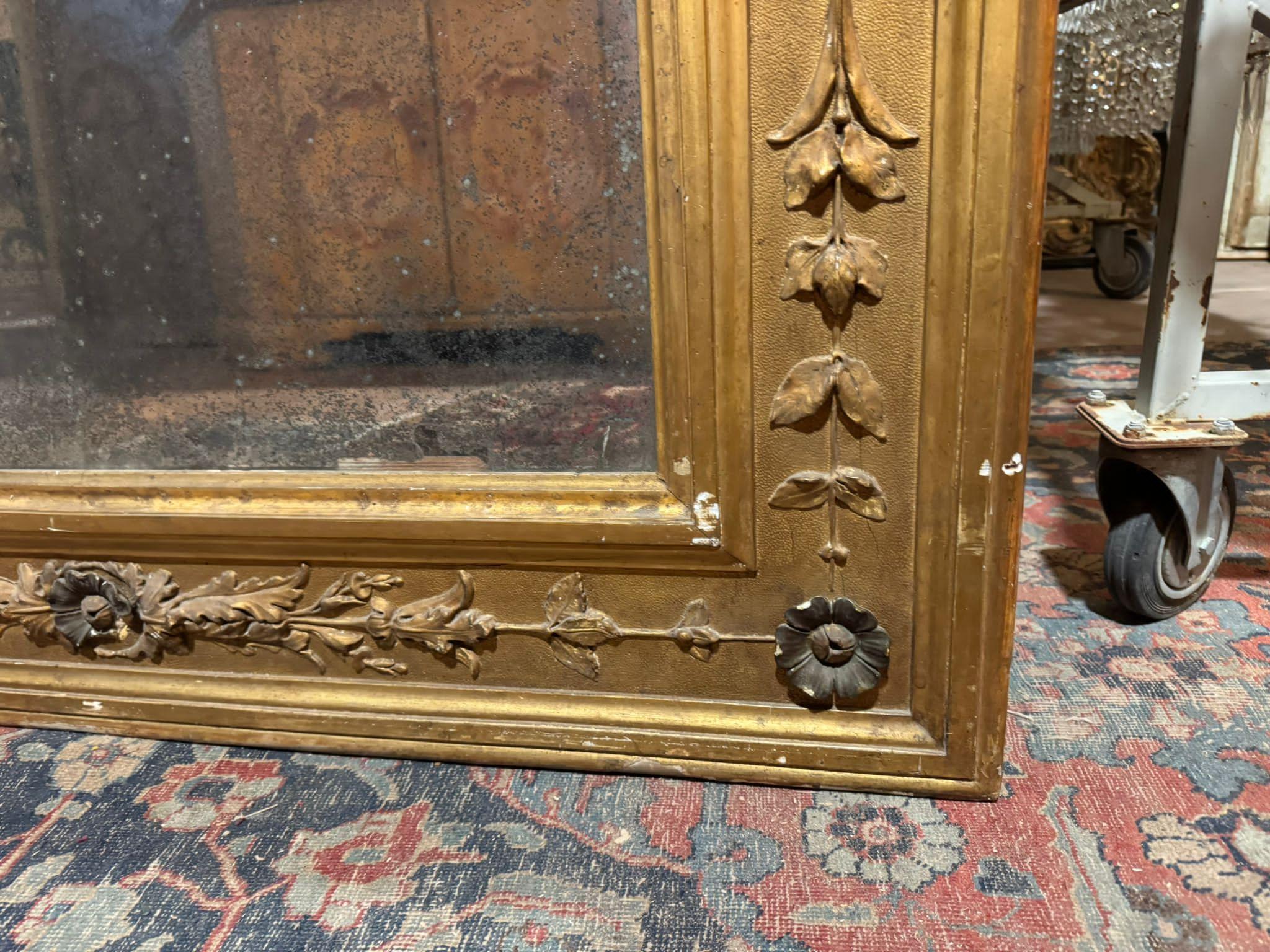 Miroir néoclassique en bois richement sculpté de cariatides et doré, Italie en vente 1