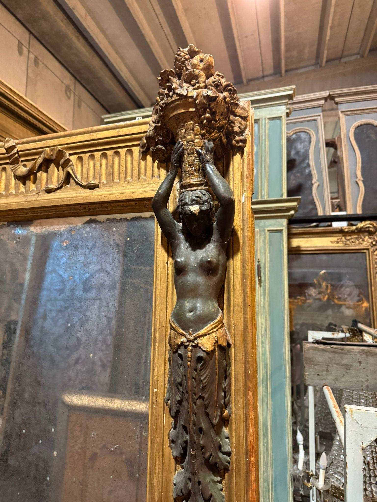 Miroir néoclassique en bois richement sculpté de cariatides et doré, Italie en vente 3