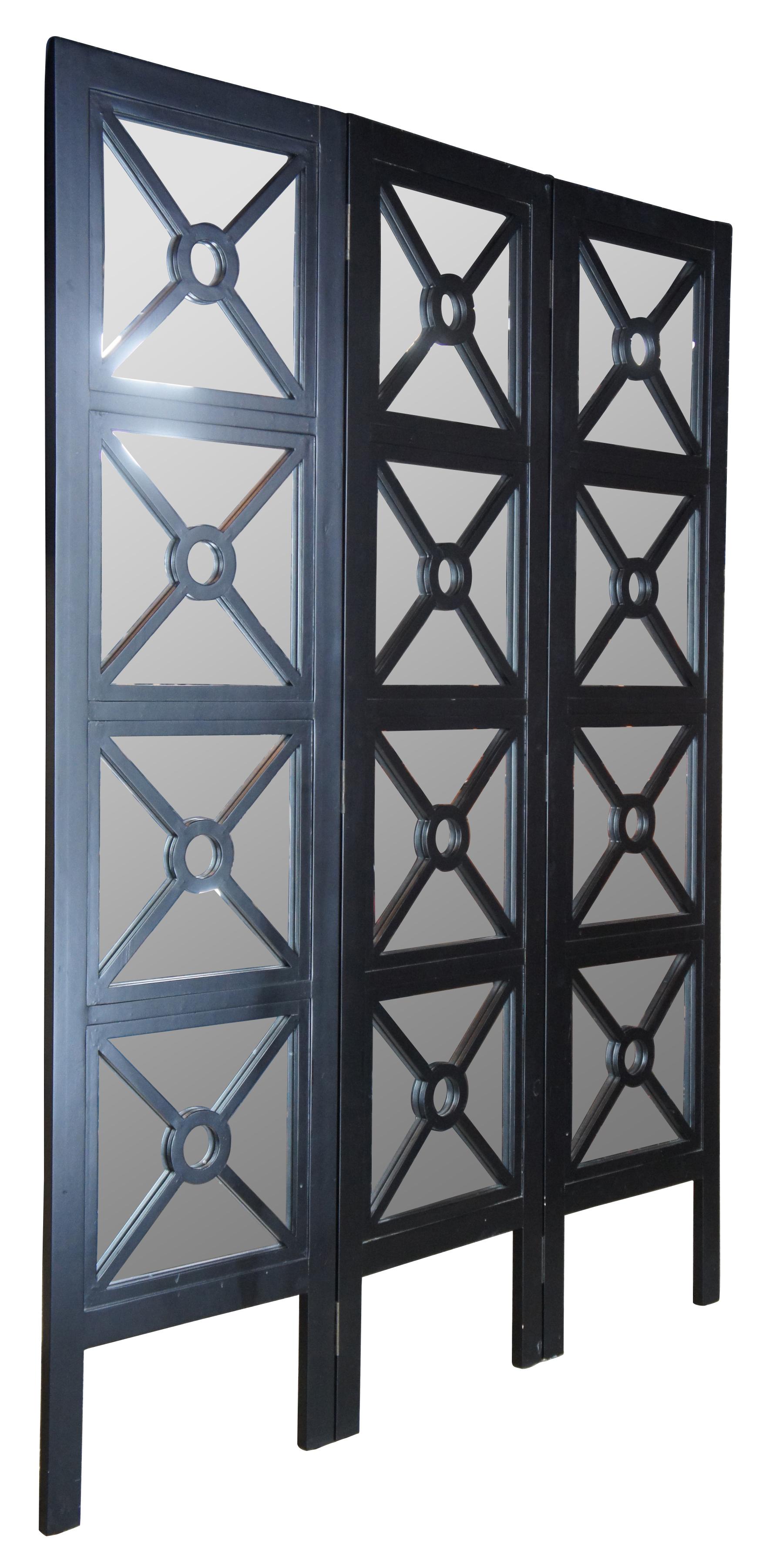 Paravento vintage a tre pannelli in stile moderno revival neoclassico. Presenta una struttura in legno nero con design geometrico a X e accenti a specchio. 

3 pannelli, 18
