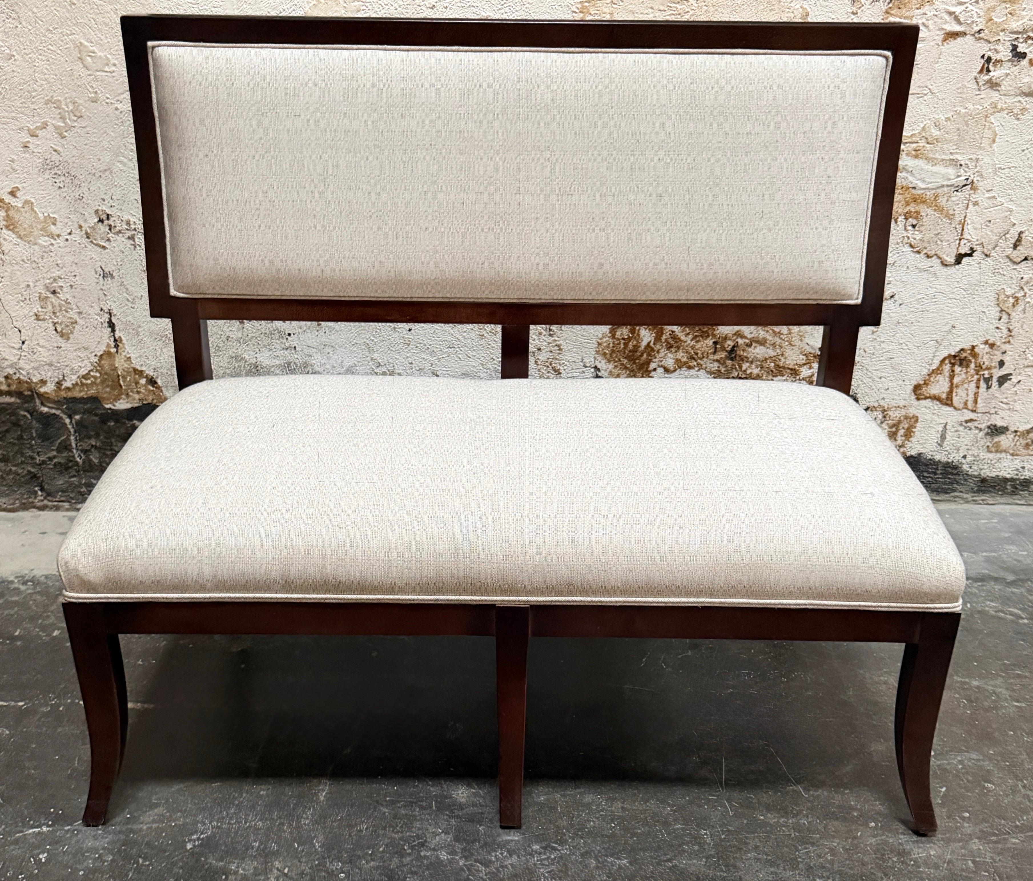 Banchetto o divano da pranzo personalizzato realizzato a mano da Björk Studio utilizzando una struttura in legno massiccio di acero con finitura Espresso scuro. Il design è definito dall'influenza di Klismos, con graziose gambe a sciabola.
Costruito