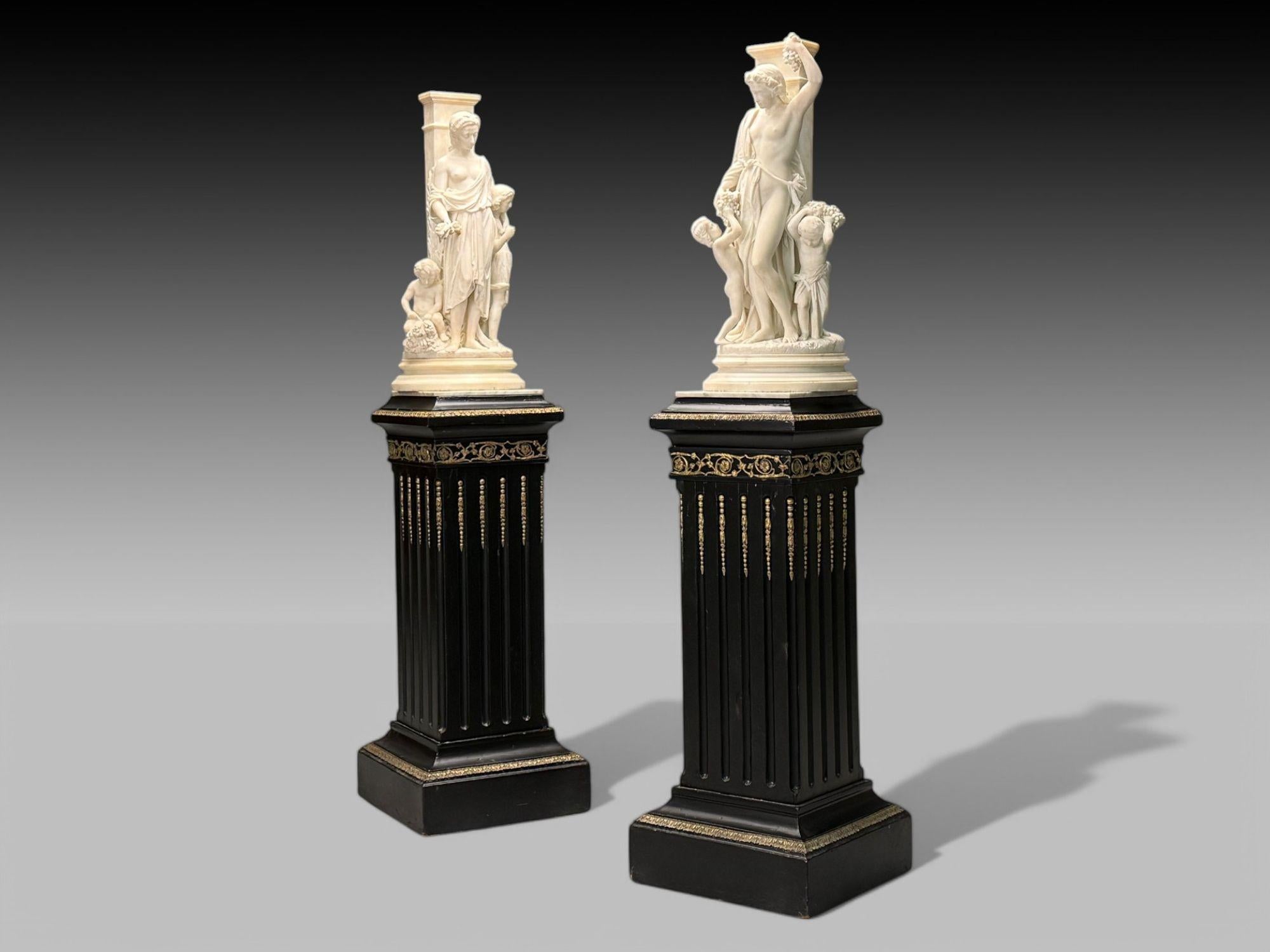 Néoclassique, mère et enfants, sculptures en marbre armé, Italie, années 1920

Paire de sculptures en marbre finement moulées représentant une mère et ses enfants, l'une récoltant du blé, l'autre du raisin. Tous deux reposent sur une colonne et des