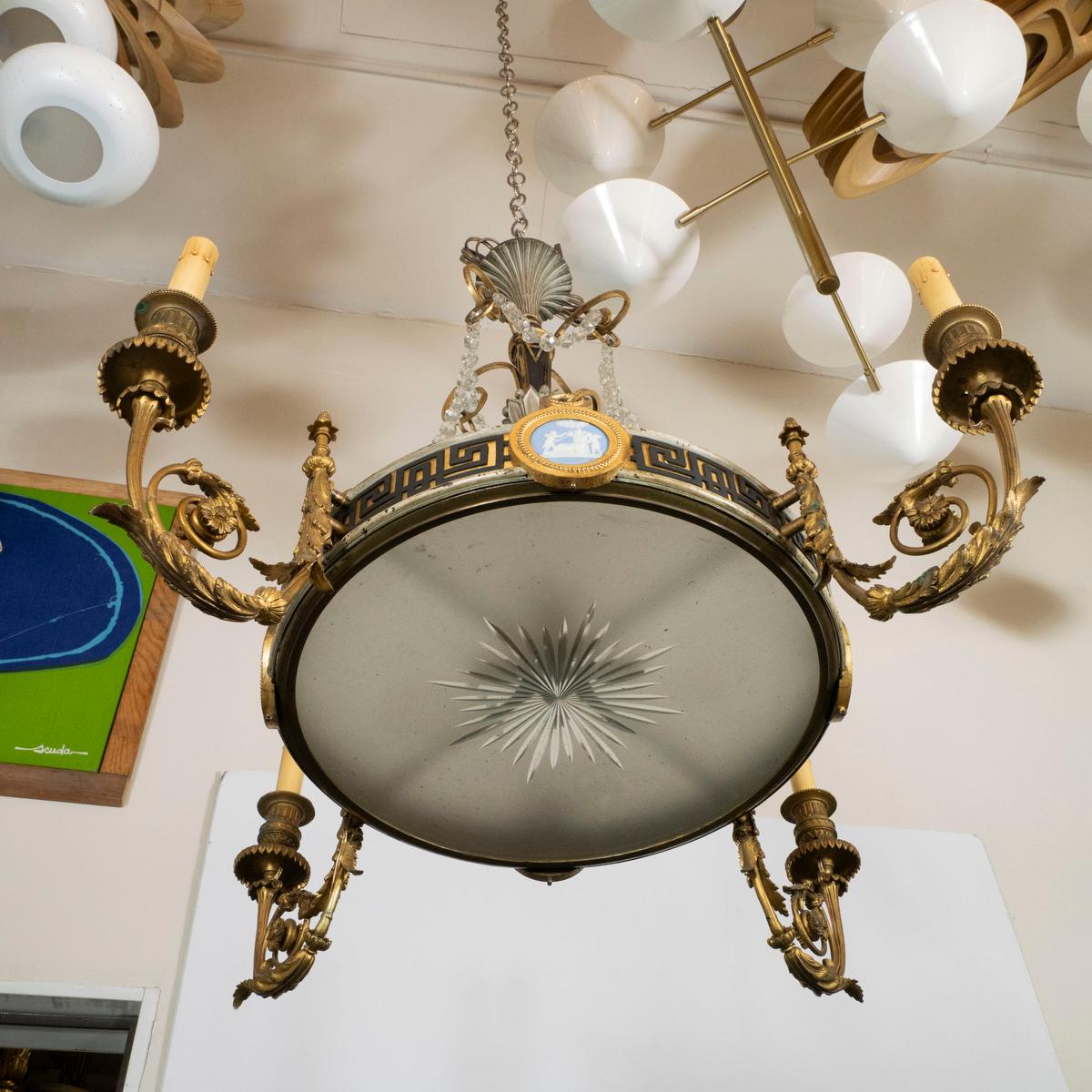 Lustre à motifs néoclassiques en vente 2