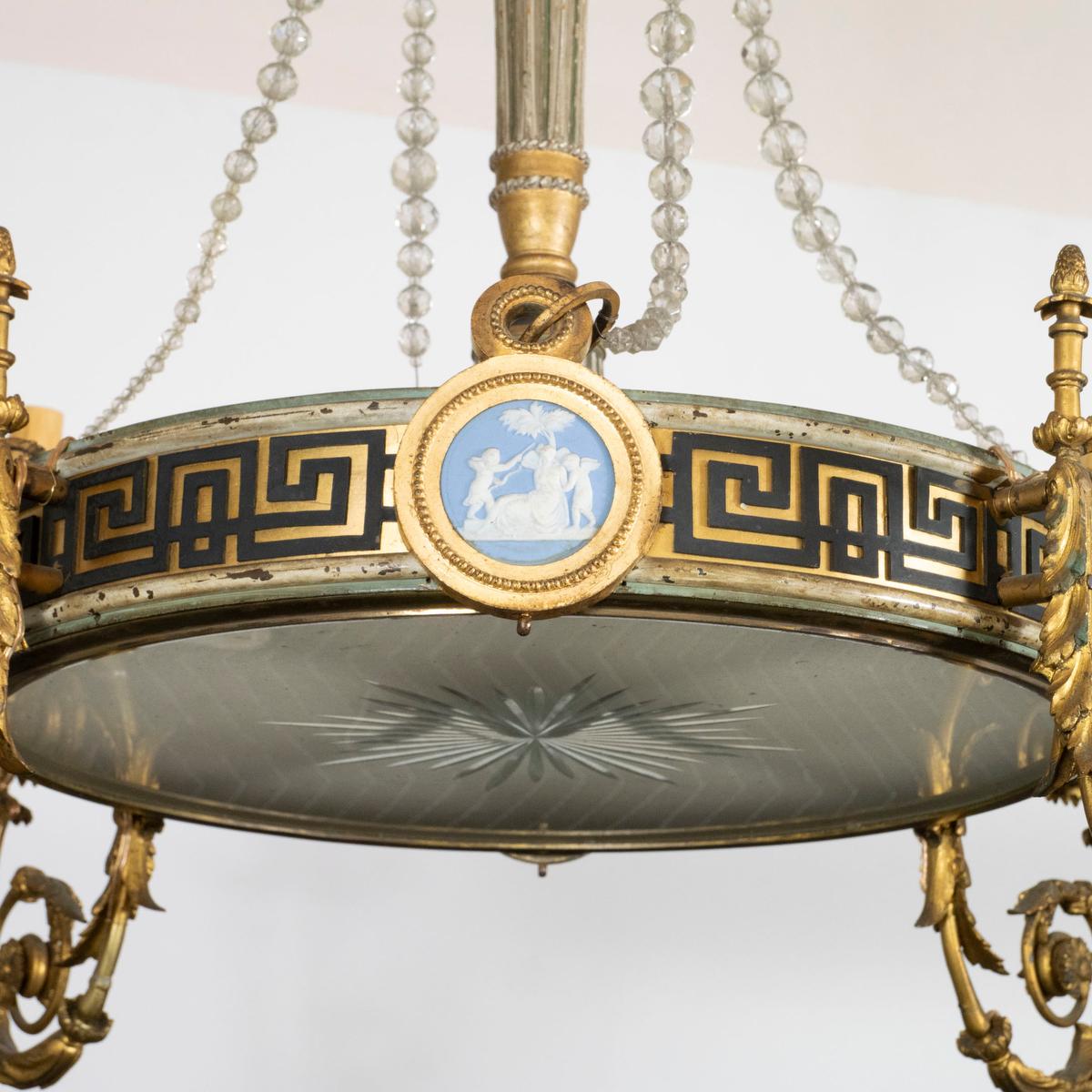 Néoclassique Lustre à motifs néoclassiques en vente