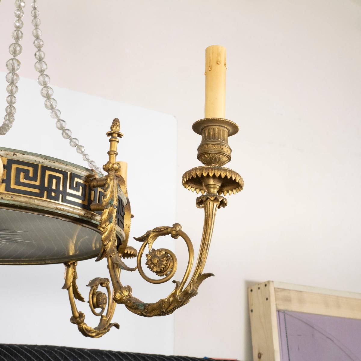 Français Lustre à motifs néoclassiques en vente
