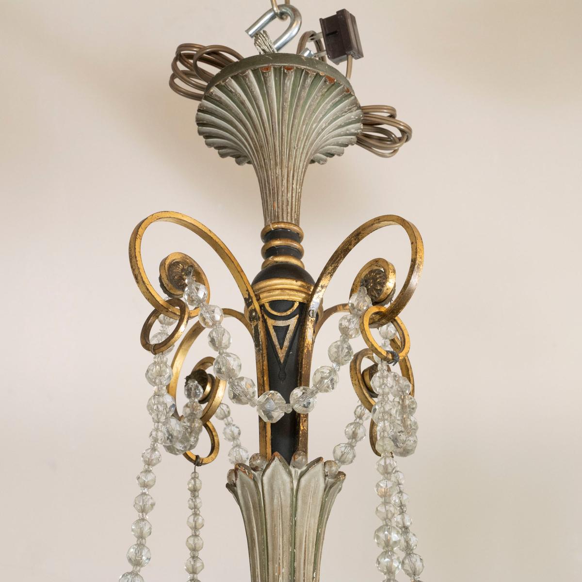 Doré Lustre à motifs néoclassiques en vente