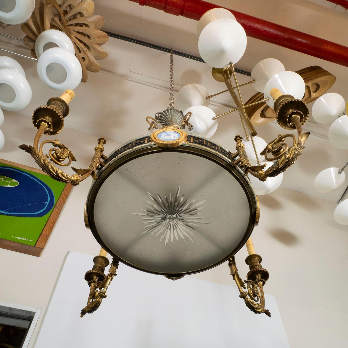 Lustre à motifs néoclassiques Bon état - En vente à Tarrytown, NY
