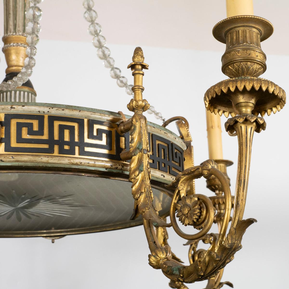 Milieu du XXe siècle Lustre à motifs néoclassiques en vente