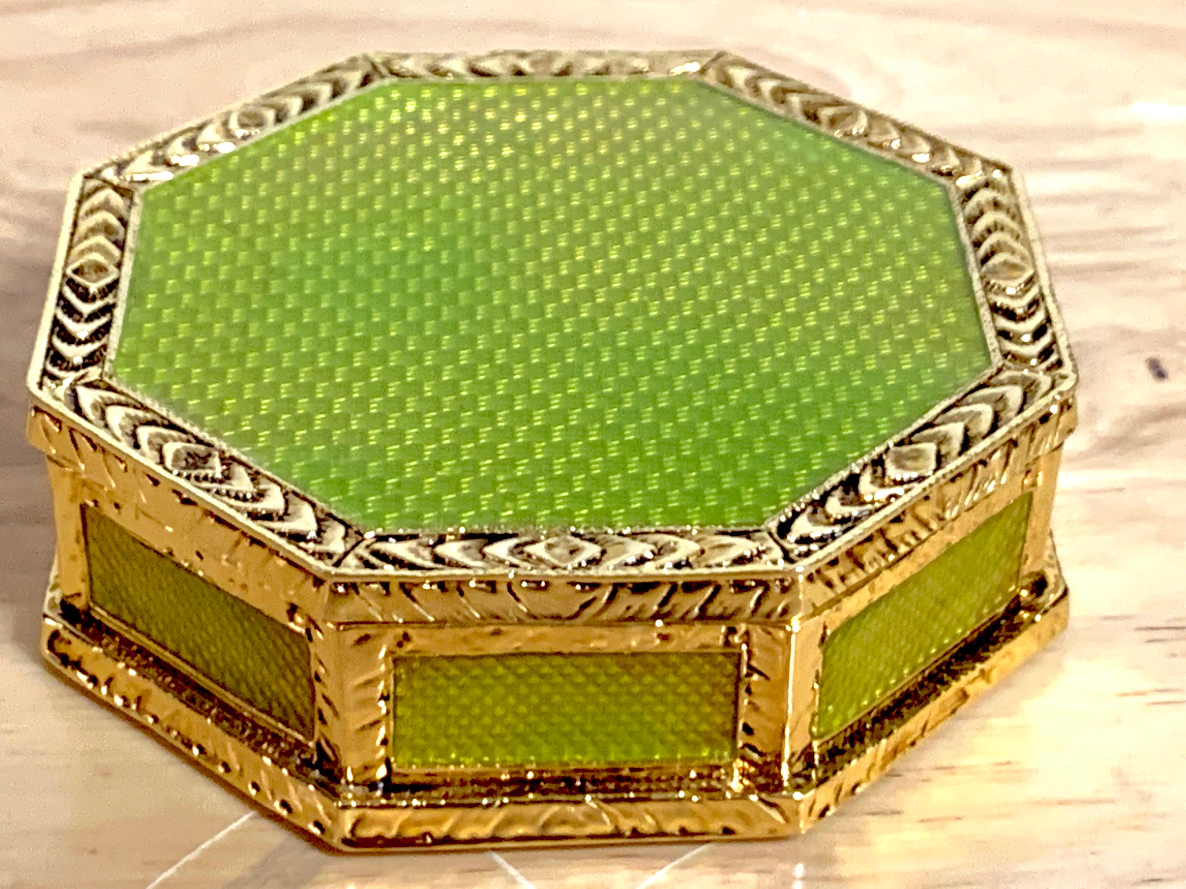 Émaillé Boîte octogonale néoclassique en guilloché vert et bronze doré, d'après Fabergé en vente