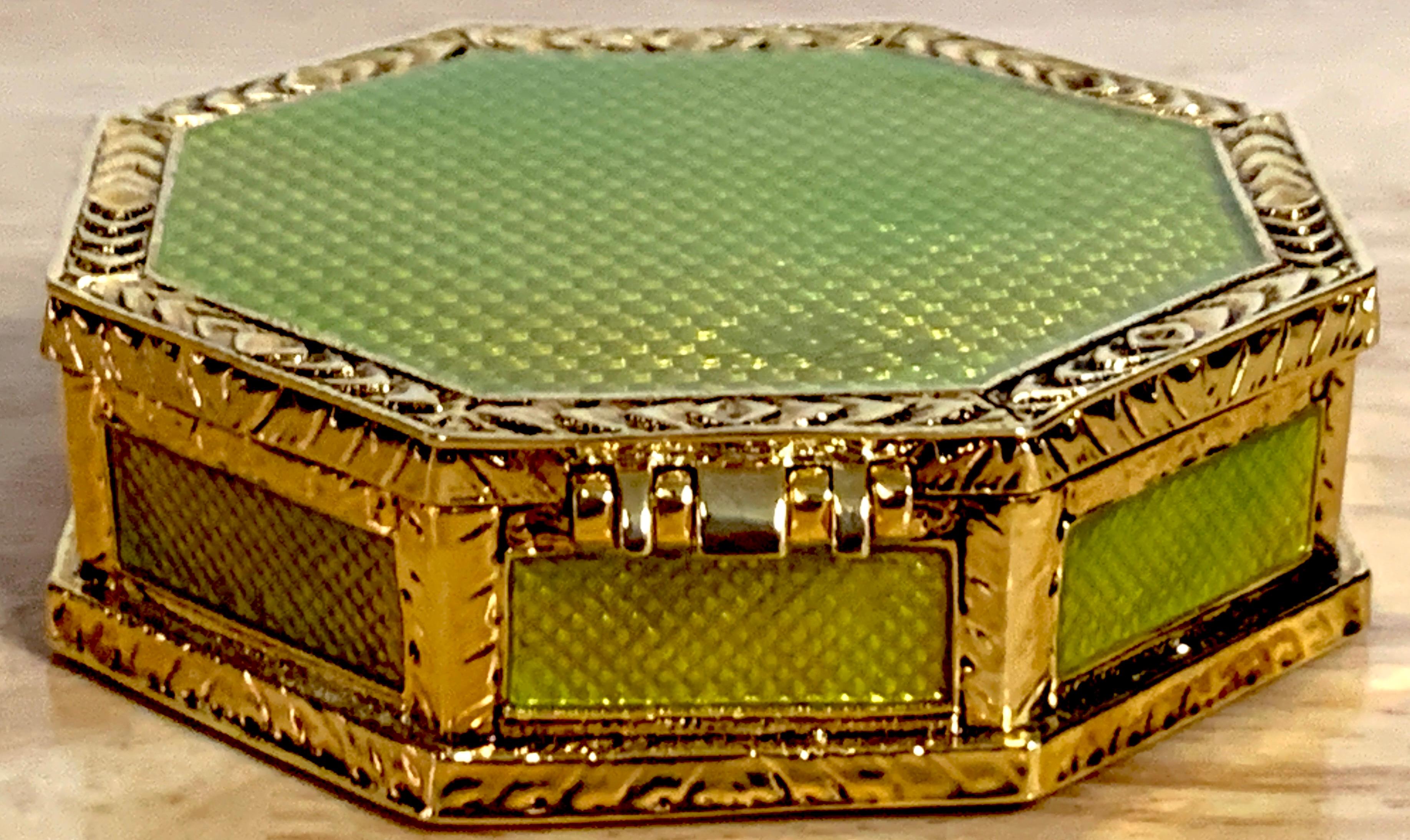 20ième siècle Boîte octogonale néoclassique en guilloché vert et bronze doré, d'après Fabergé en vente