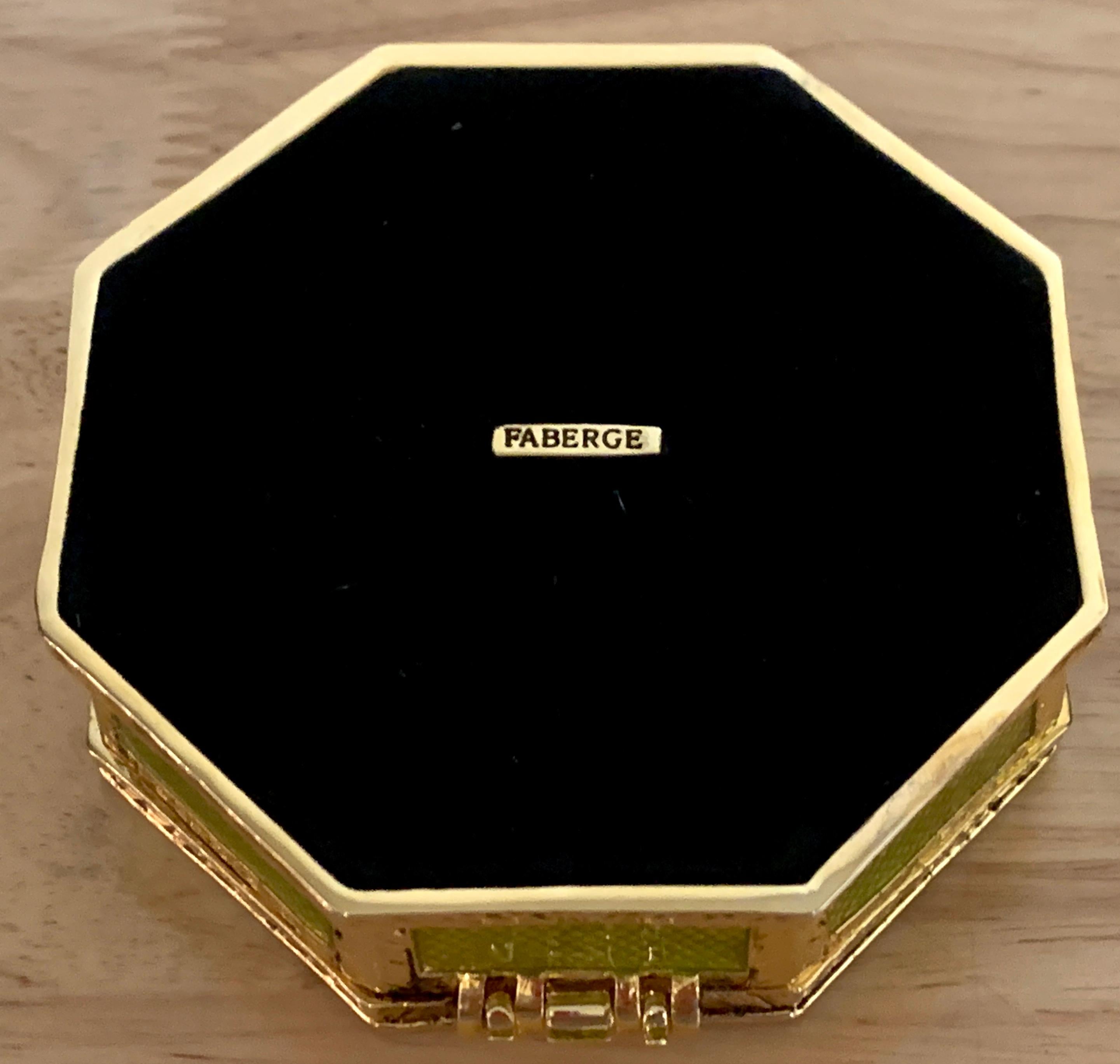 Boîte octogonale néoclassique en guilloché vert et bronze doré, d'après Fabergé en vente 1