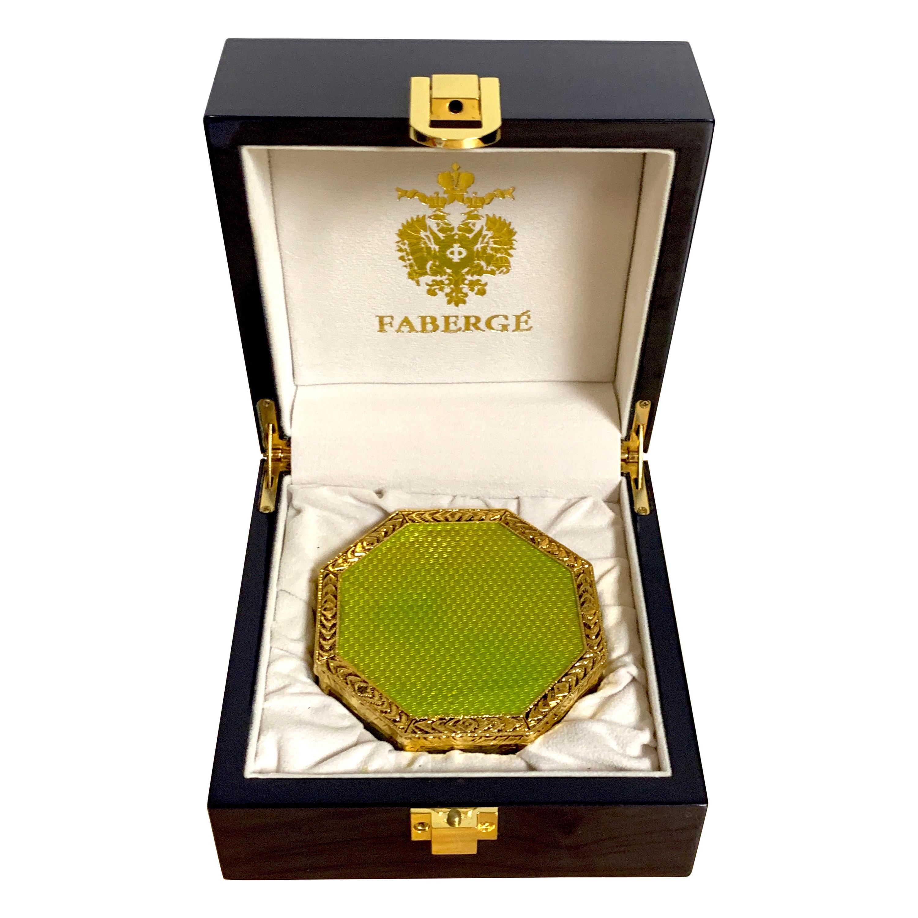 Caja neoclásica octogonal de guilloché verde y ormolina, según Faberge