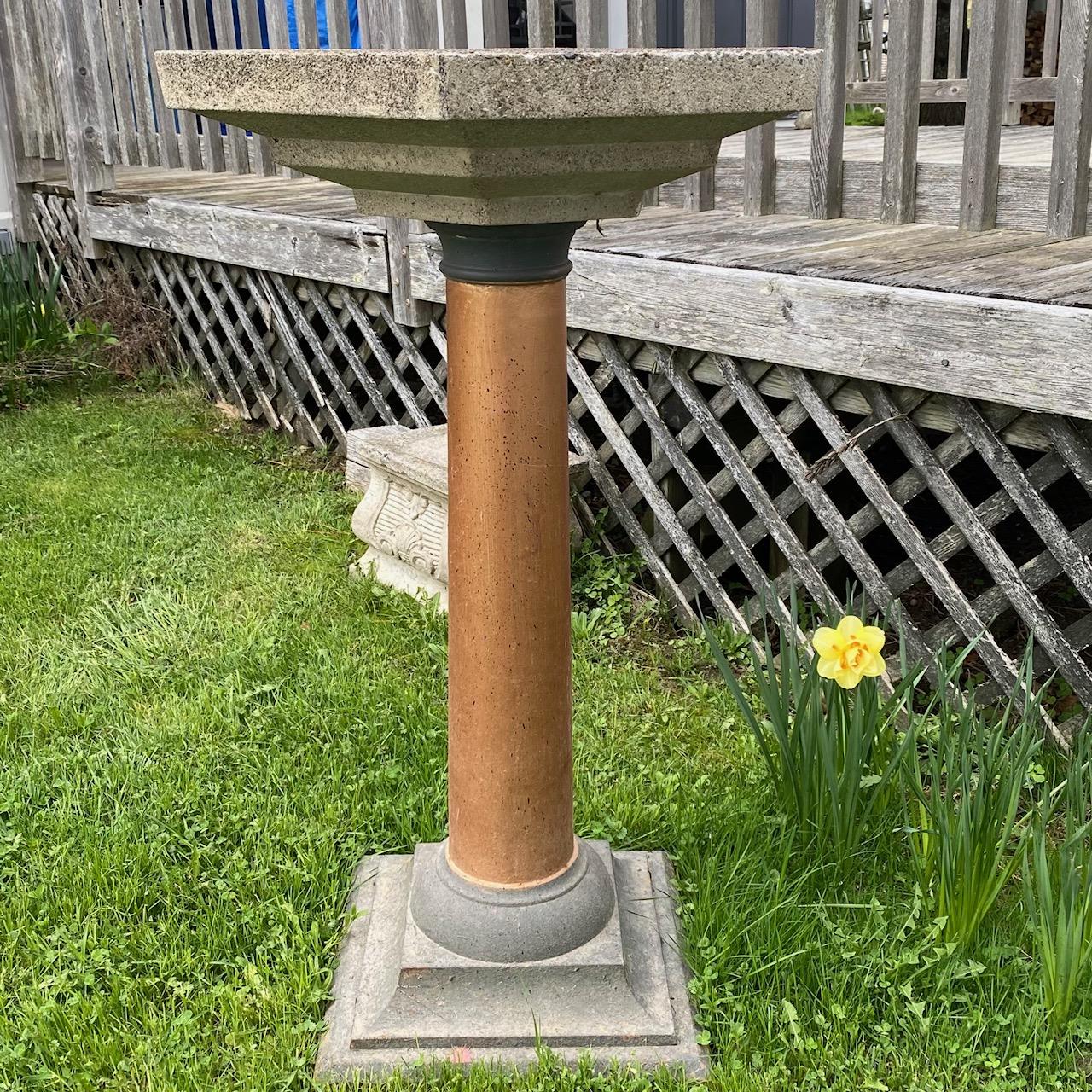 Elegante vasca per uccelli in pietra con ciotola ottagonale, graziosa balaustra rotonda color rame e base quadrata, il tutto realizzato in cemento. Un'adorabile patina di tempo! Aggiungerà eleganza e interesse a qualsiasi giardino o prato.
  L 16