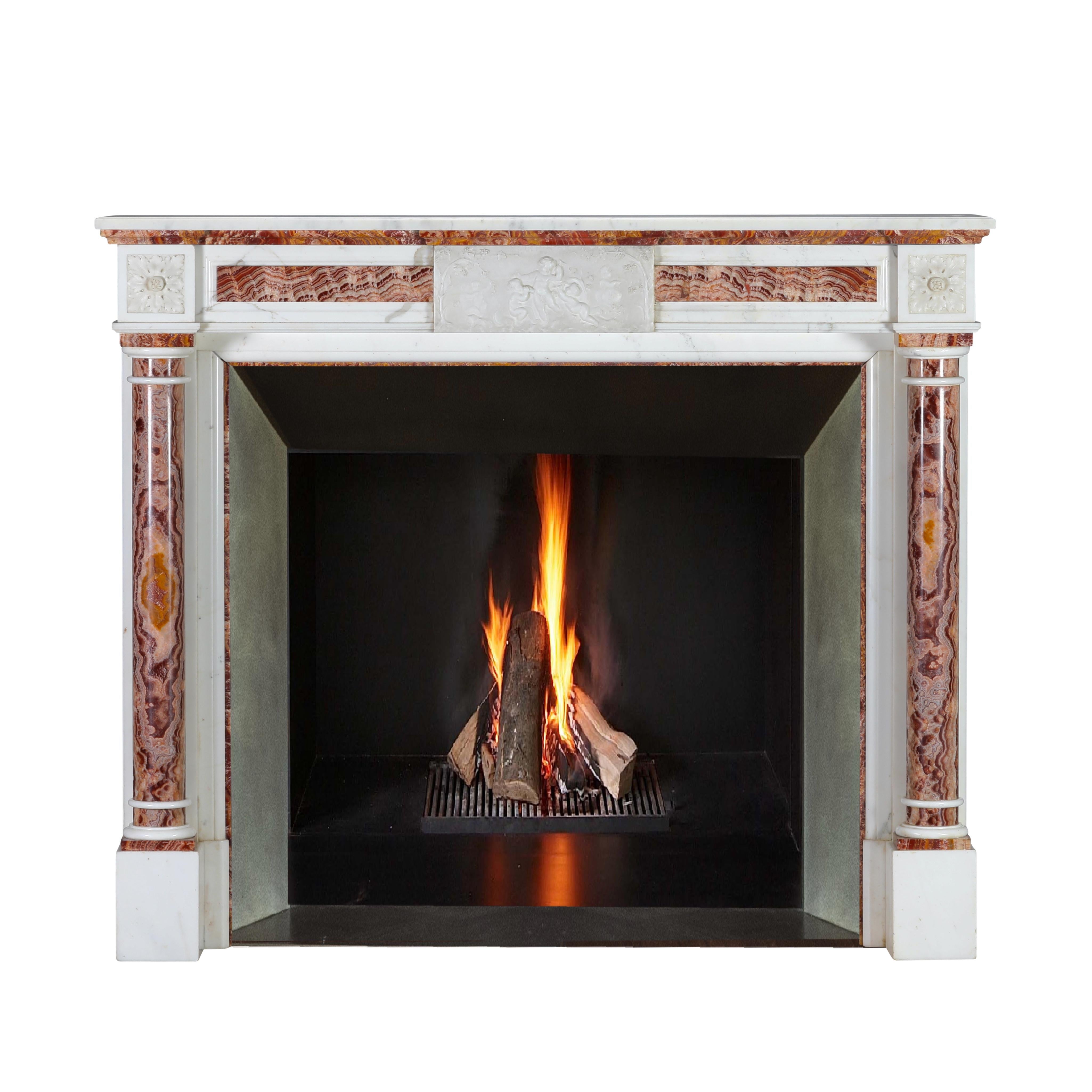Français Entourage de cheminée néoclassique en onyx et marbre blanc pour décoration intérieure de luxe en vente