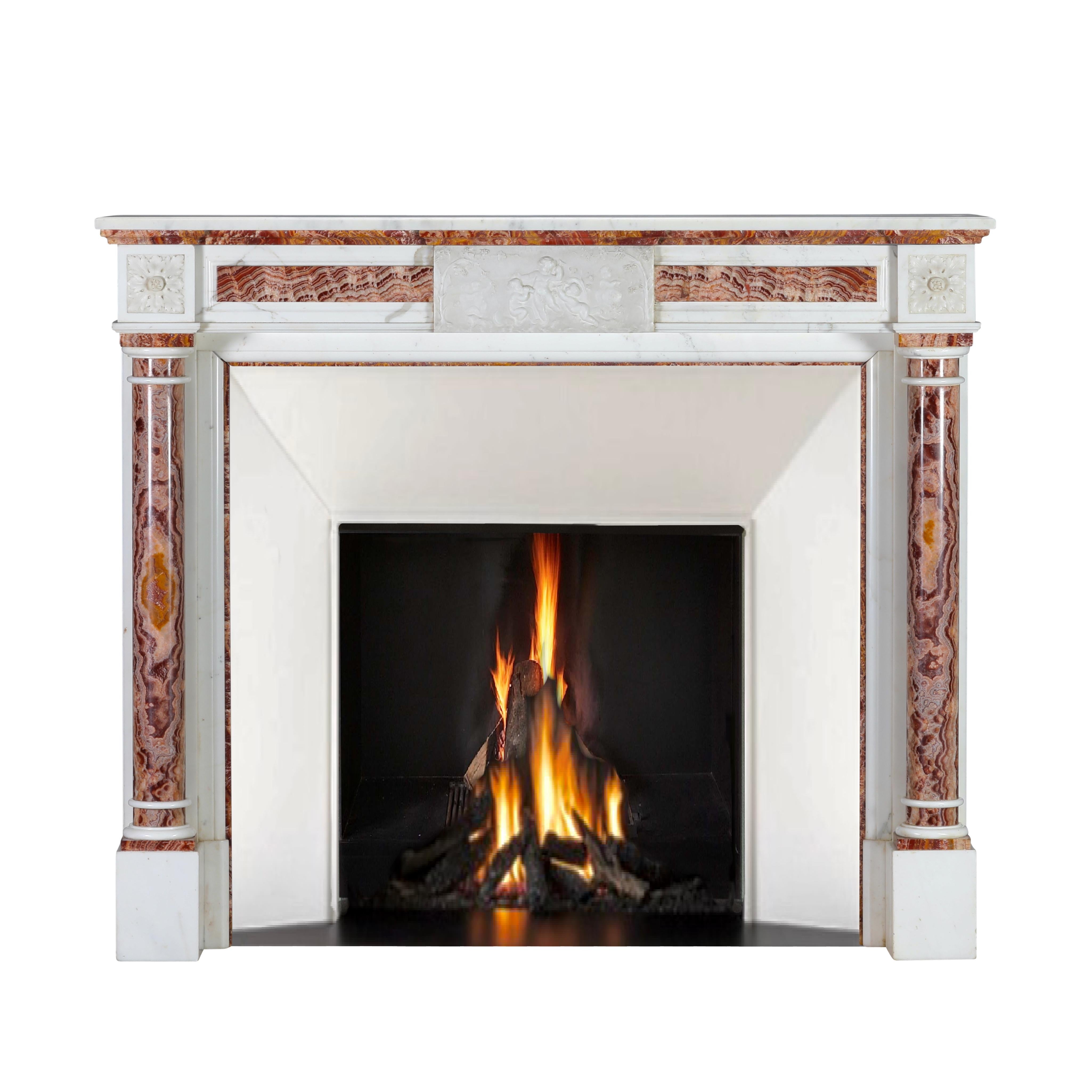 Sculpté à la main Entourage de cheminée néoclassique en onyx et marbre blanc pour décoration intérieure de luxe en vente