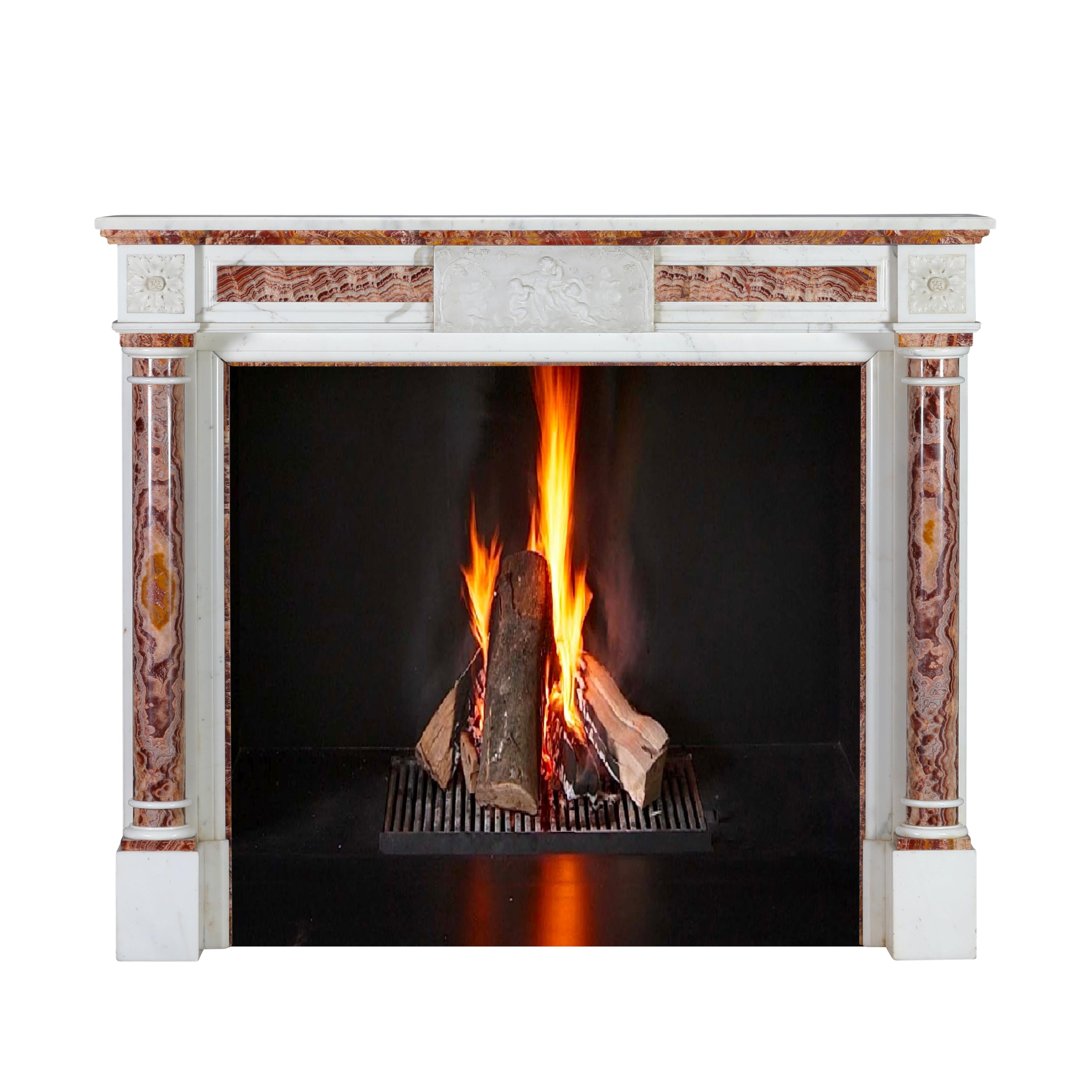 Entourage de cheminée néoclassique en onyx et marbre blanc pour décoration intérieure de luxe Excellent état - En vente à Beervelde, BE