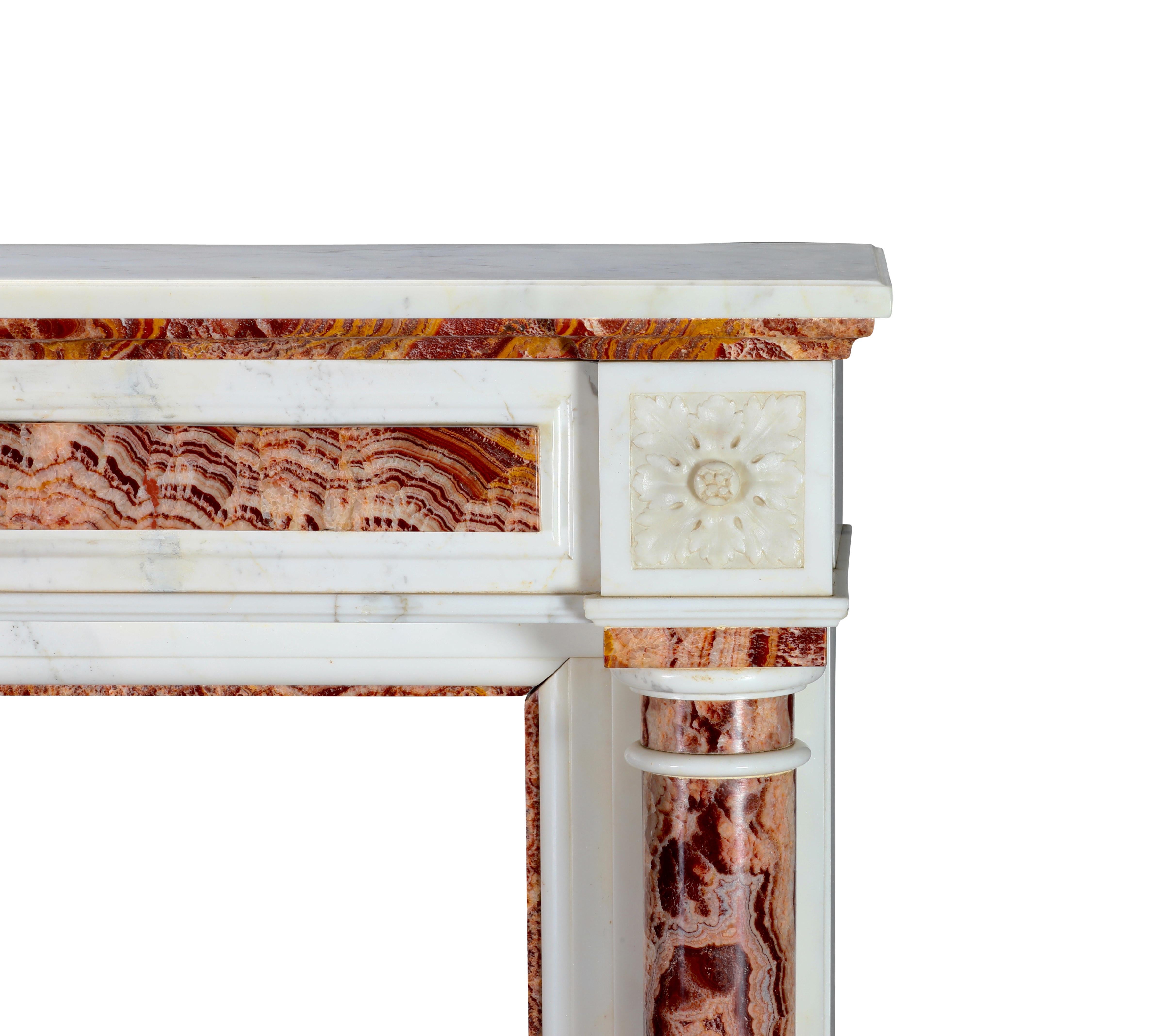 Onyx Entourage de cheminée néoclassique en onyx et marbre blanc pour décoration intérieure de luxe en vente