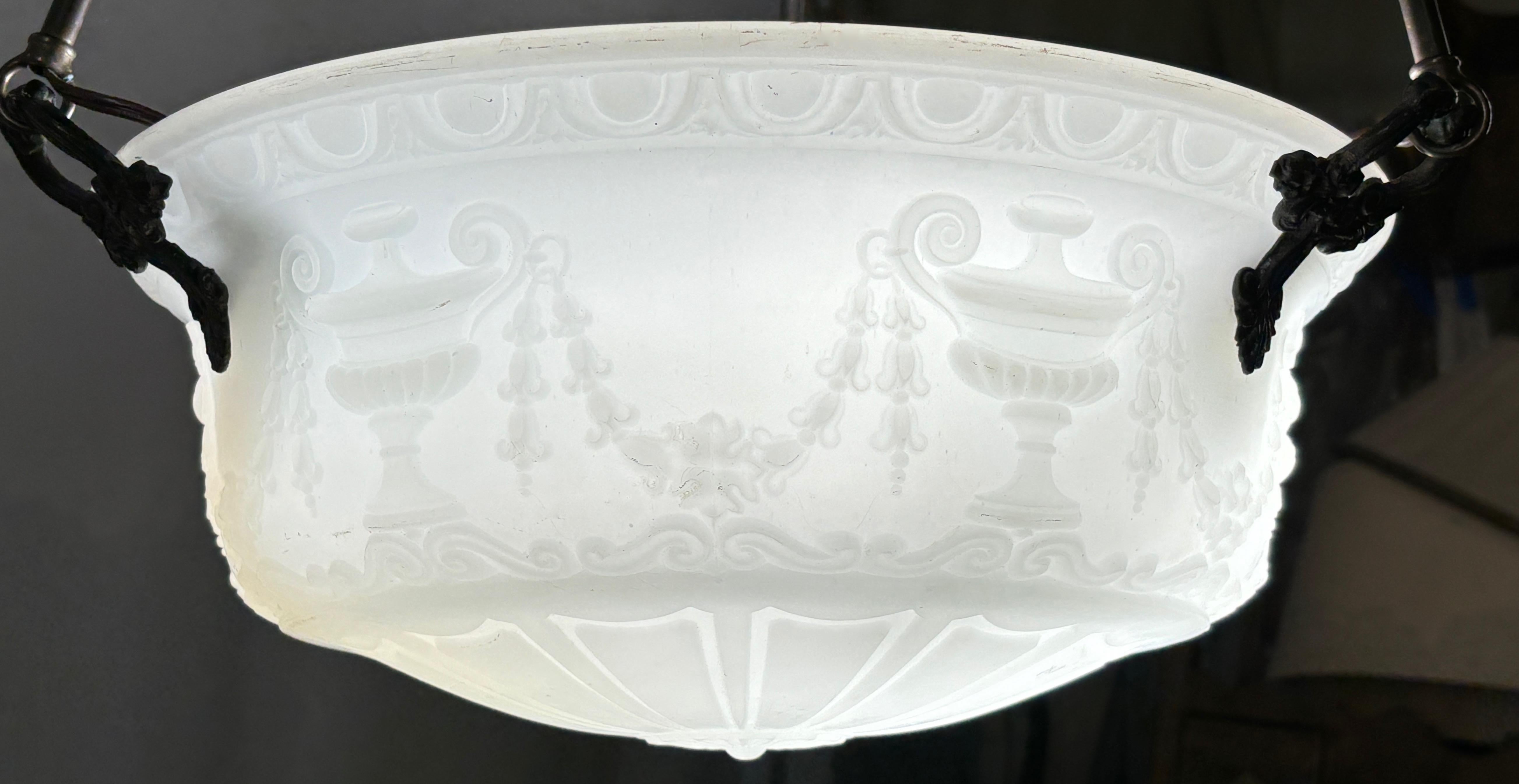 Plafoniera neoclassica a sospensione rotonda in vetro fuso bianco opaco in vendita 3