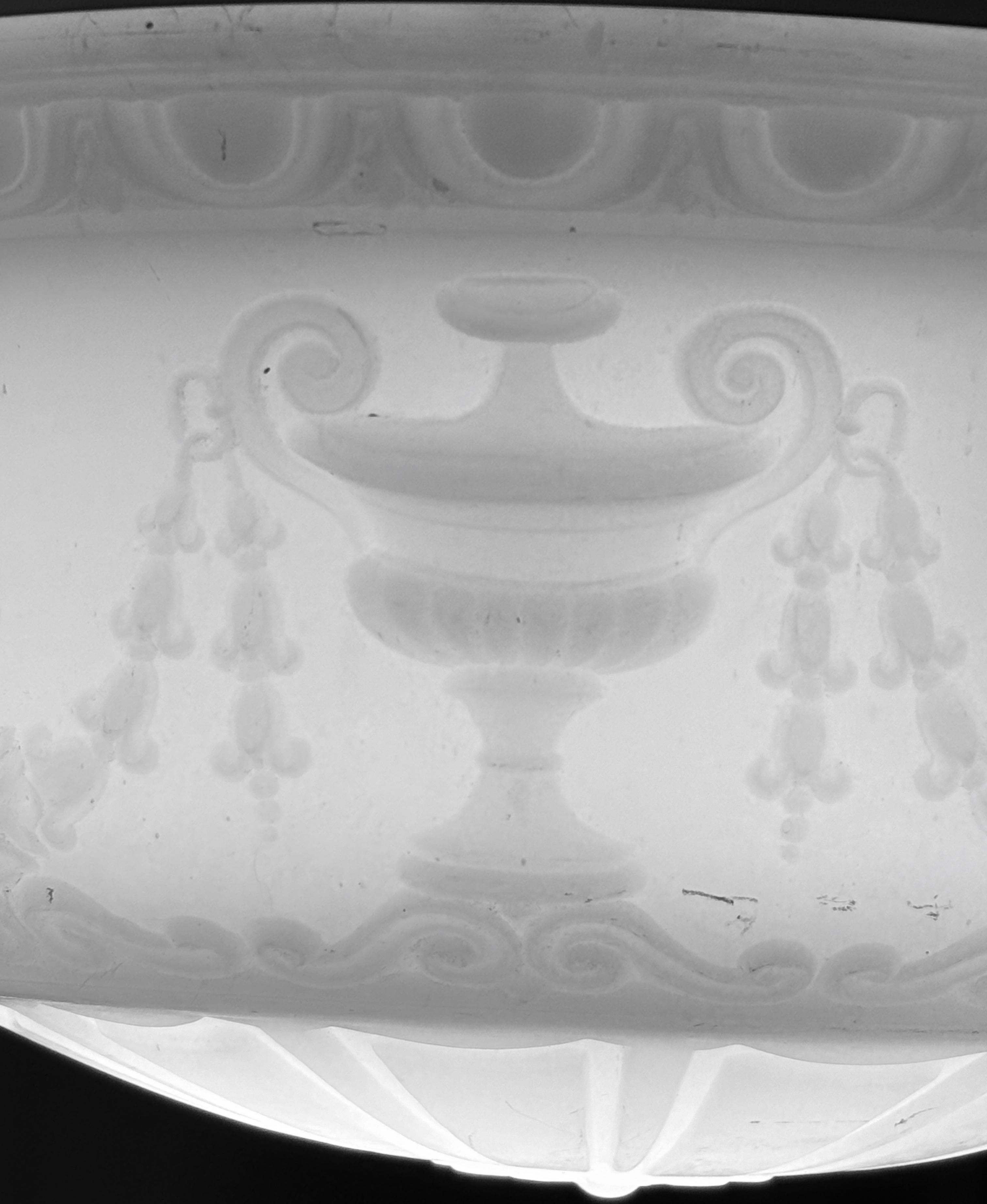 Americano Plafoniera neoclassica a sospensione rotonda in vetro fuso bianco opaco in vendita