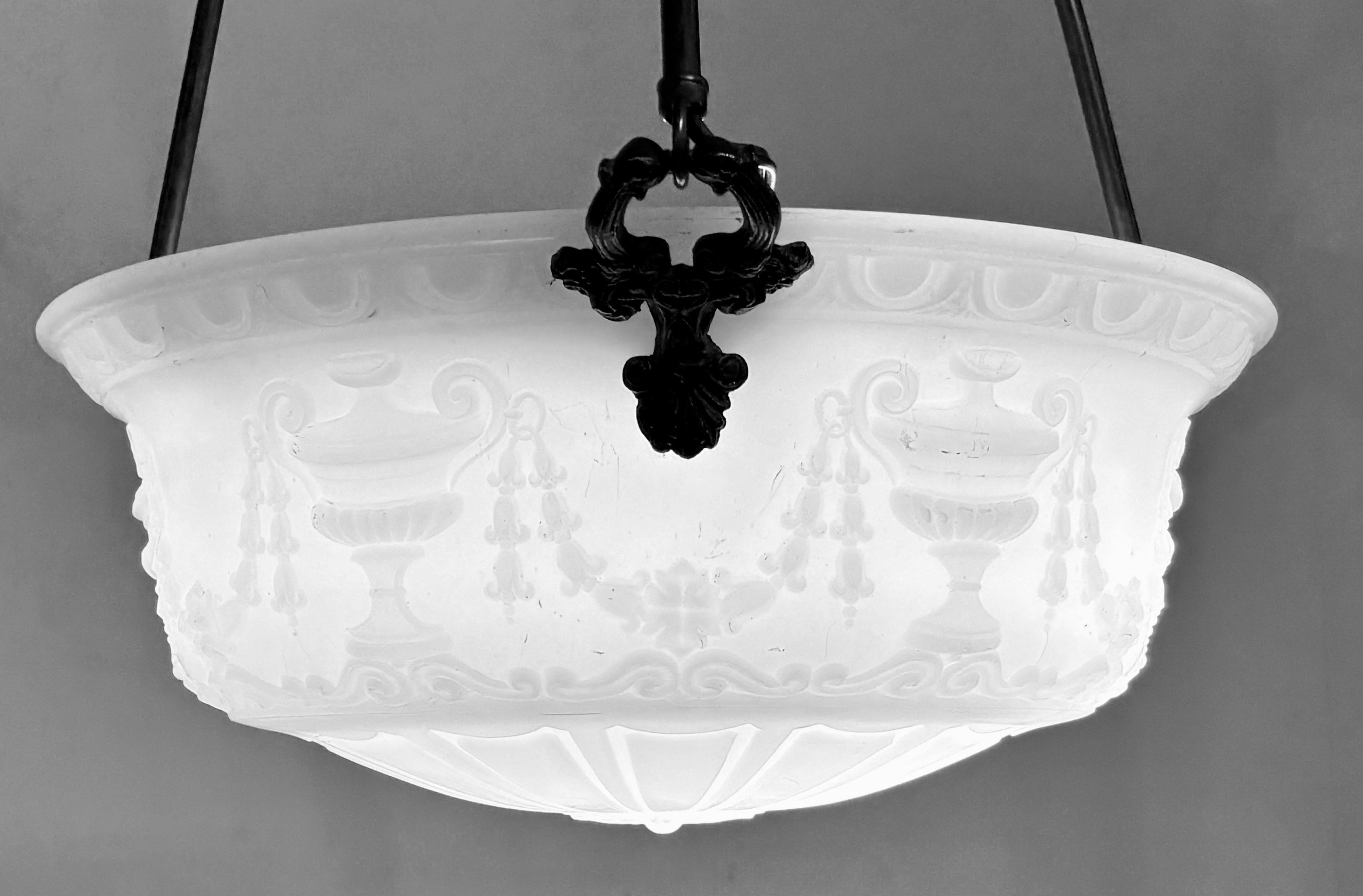Plafoniera neoclassica a sospensione rotonda in vetro fuso bianco opaco In condizioni buone in vendita a San Francisco, CA