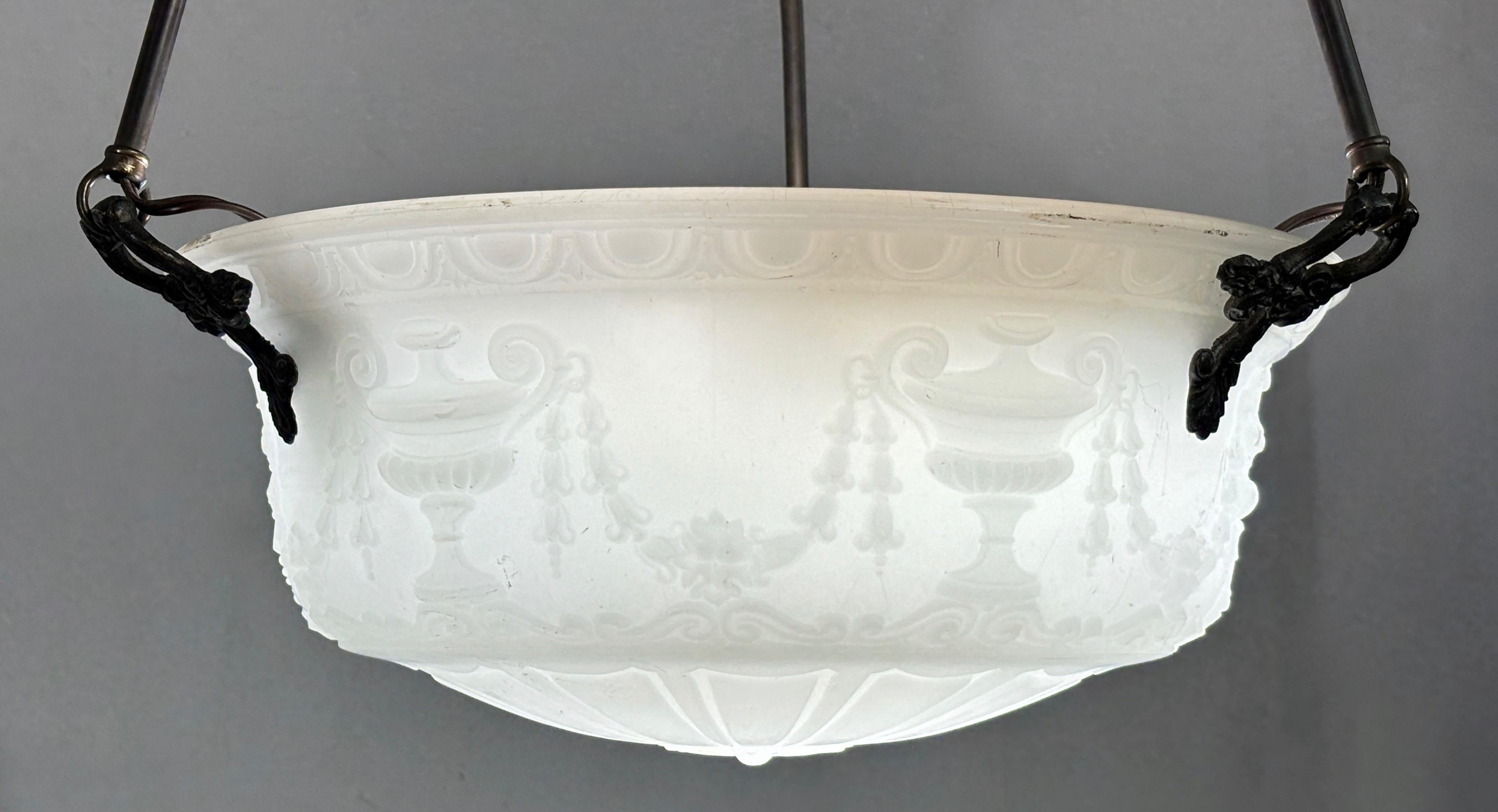 Metallo Plafoniera neoclassica a sospensione rotonda in vetro fuso bianco opaco in vendita