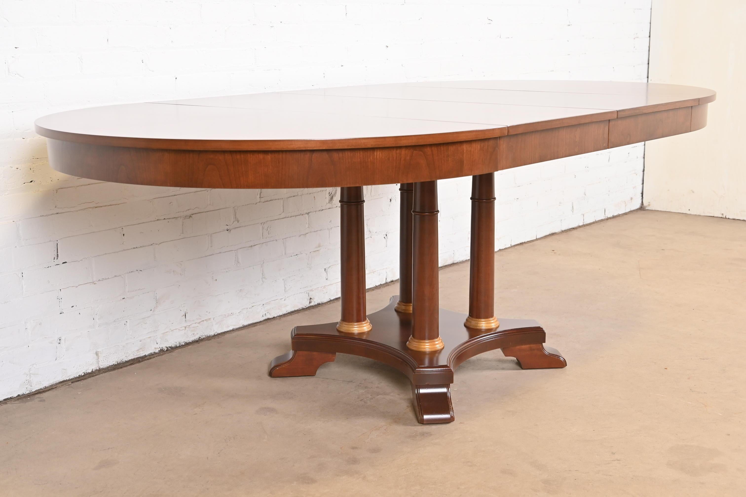 Cerise Table de salle à manger néoclassique ou Empire à piédestal en cerisier, nouvellement restaurée en vente