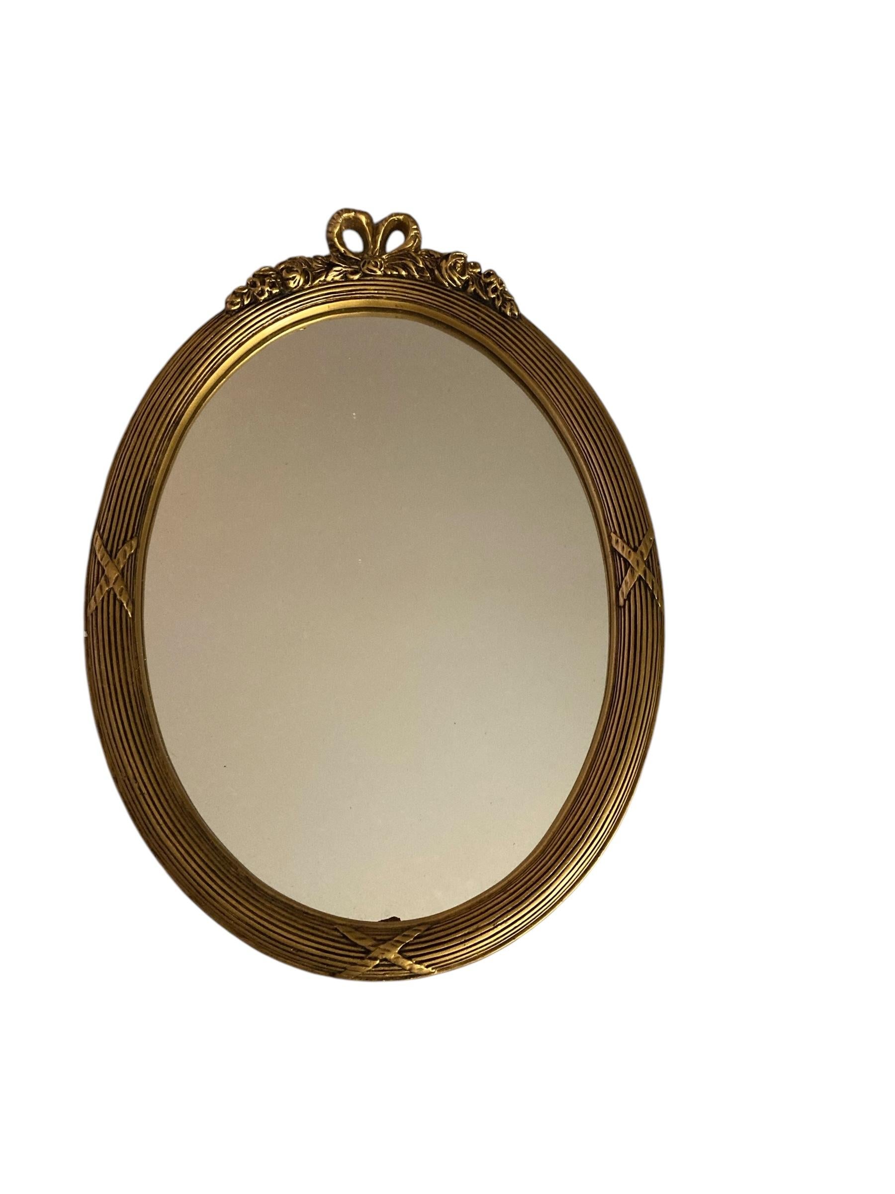 Espejo de pared neoclásico oval dorado en venta 4