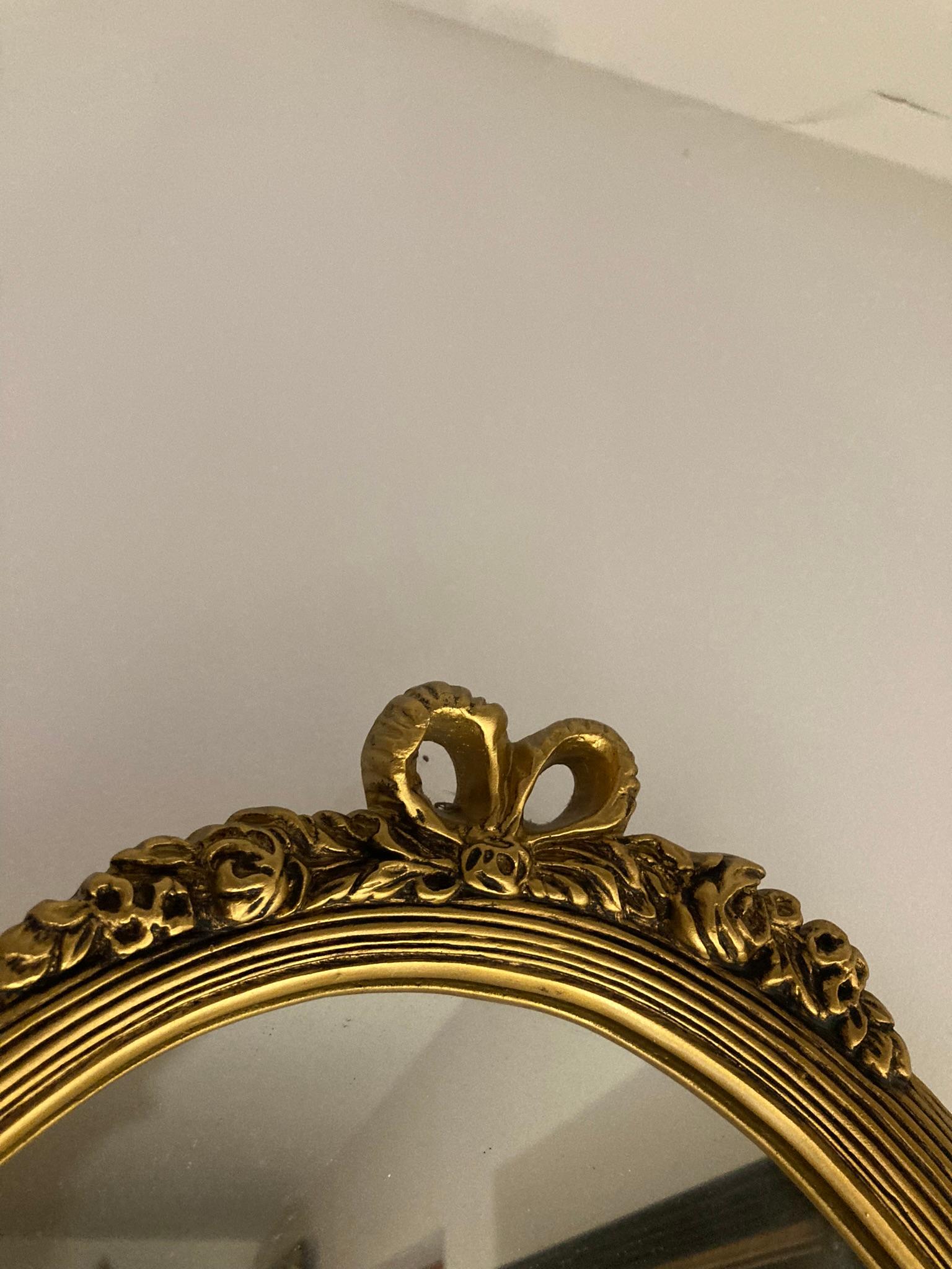 Espejo de pared neoclásico oval dorado Europeo en venta
