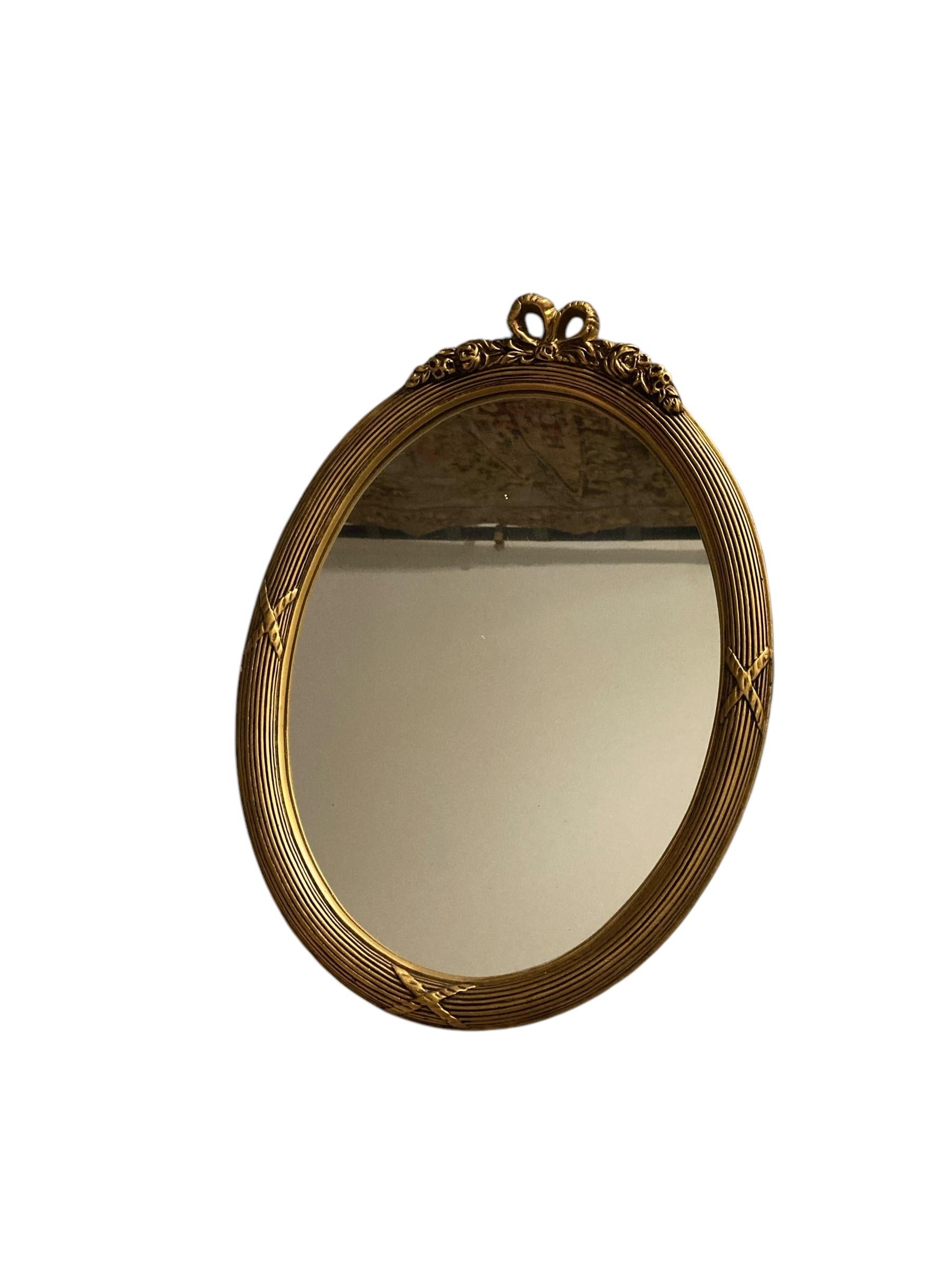 Espejo de pared neoclásico oval dorado Madera en venta