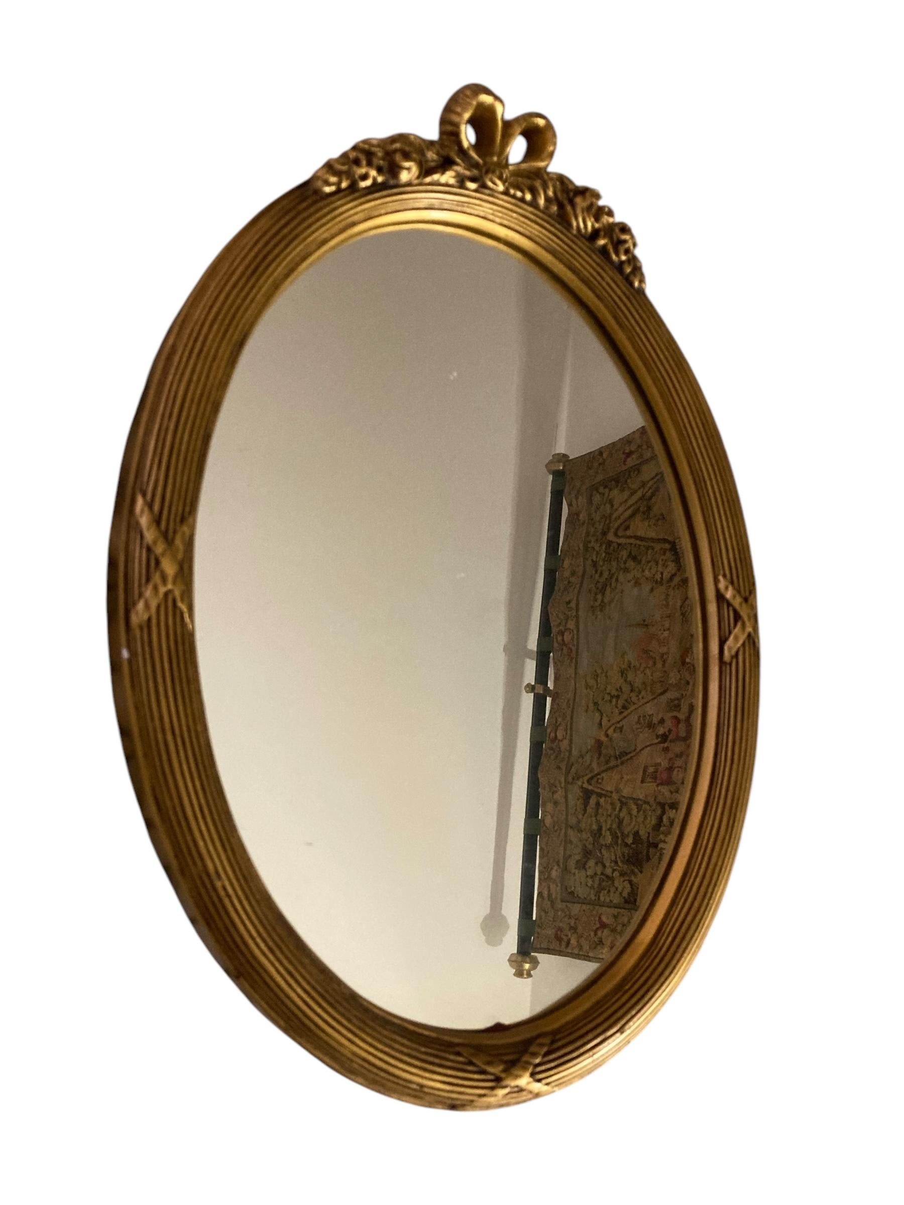 Espejo de pared neoclásico oval dorado en venta 2