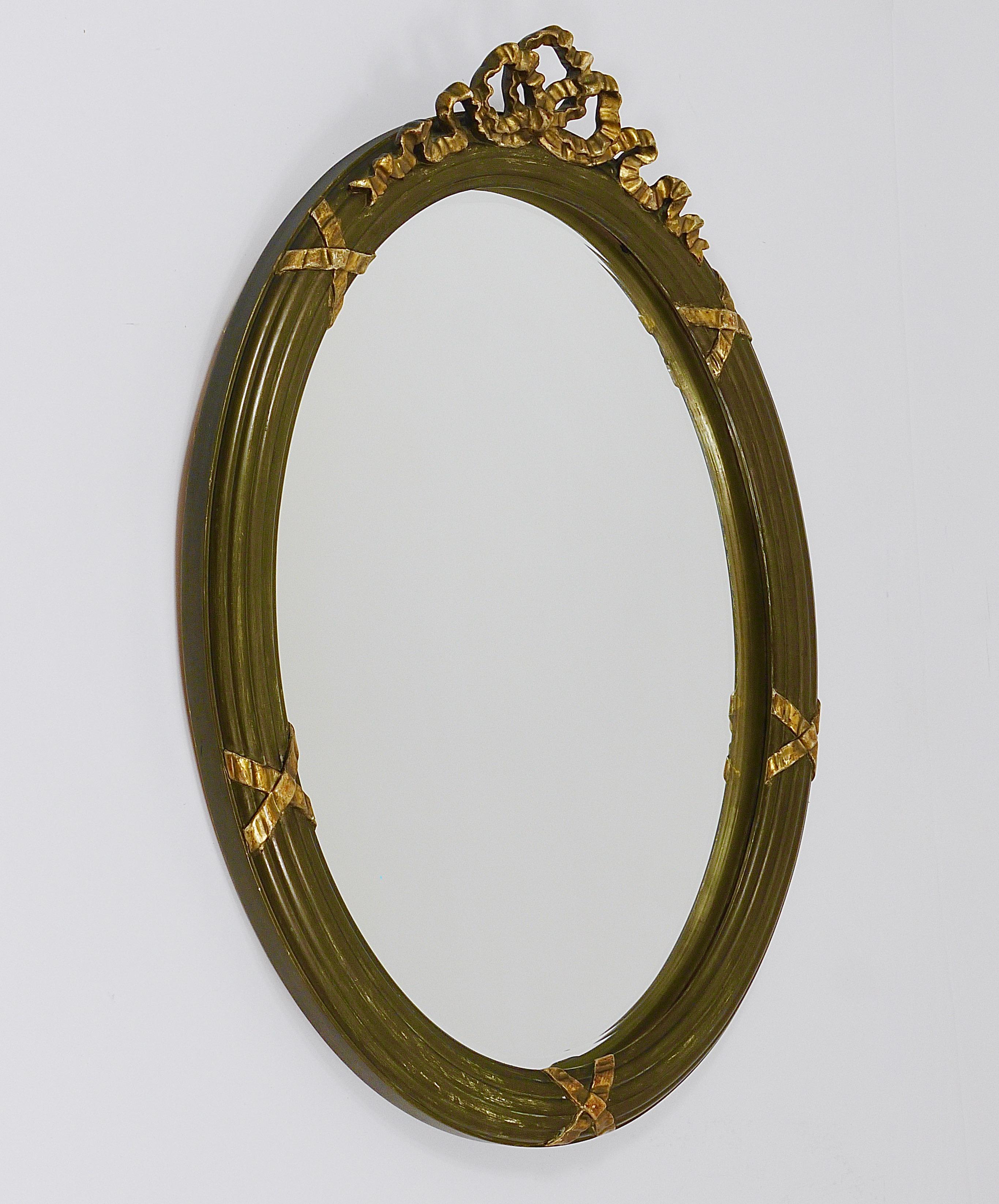 Italian Neoclassical Oval Gilt Wood Gustavian Style Faceted Wall Mirror, Italy, 1900s For Sale