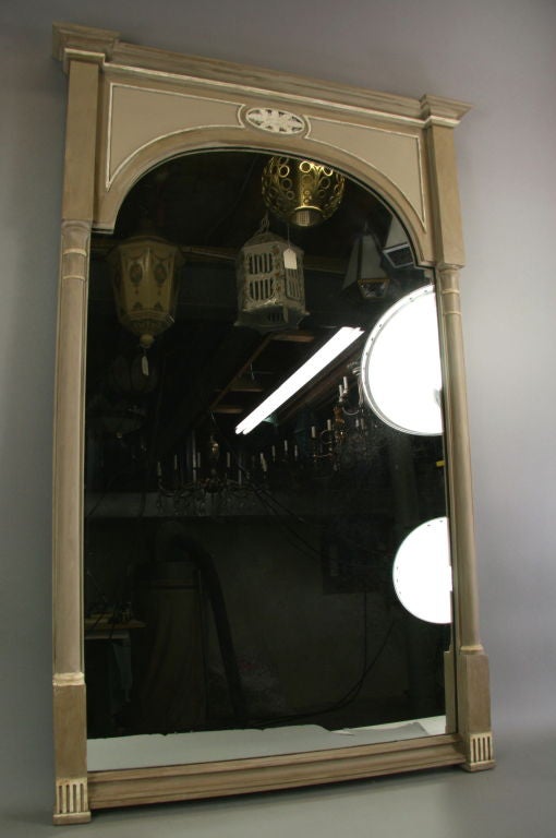 A neoclassical wood painted mirror in a coffee-white 

color.



 