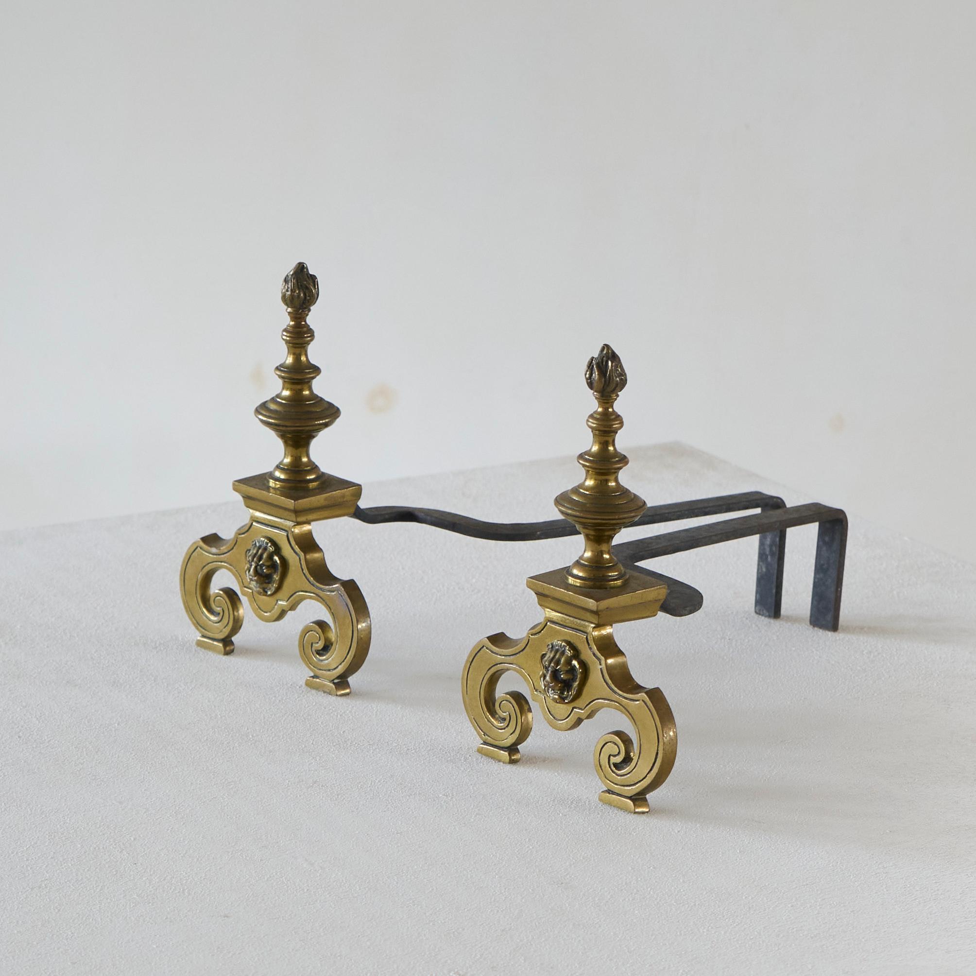 Coppia di androni neoclassici in ottone con leoni Fine del XIX secolo.

Elegante e di classe coppia di androni / cani da fuoco in ottone patinato e ferro battuto. Risale alla fine del XIX secolo e presenta un bel design neoclassico con leoni. Molto