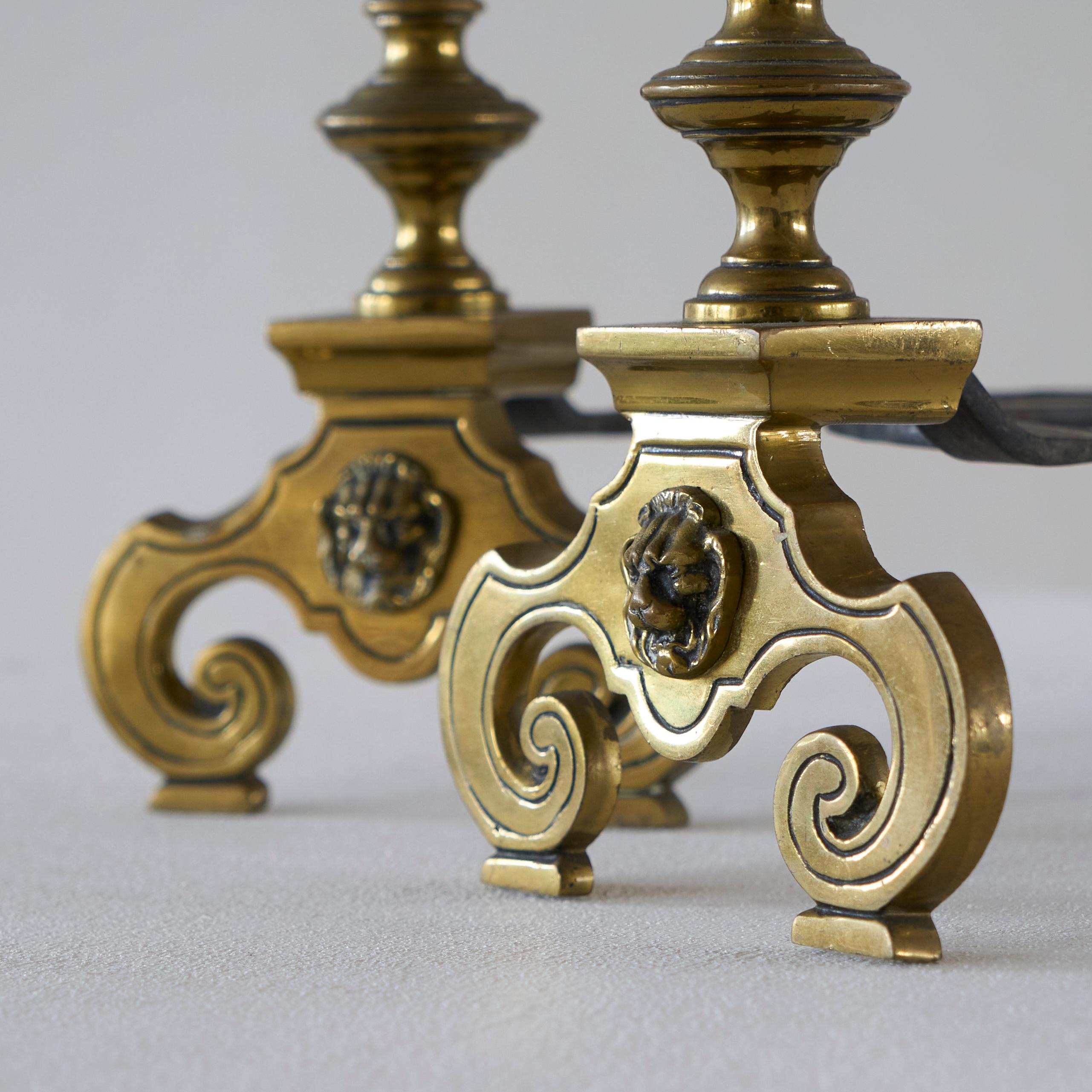 Europeo Coppia di androni neoclassici in ottone con leoni Fine Ottocento in vendita