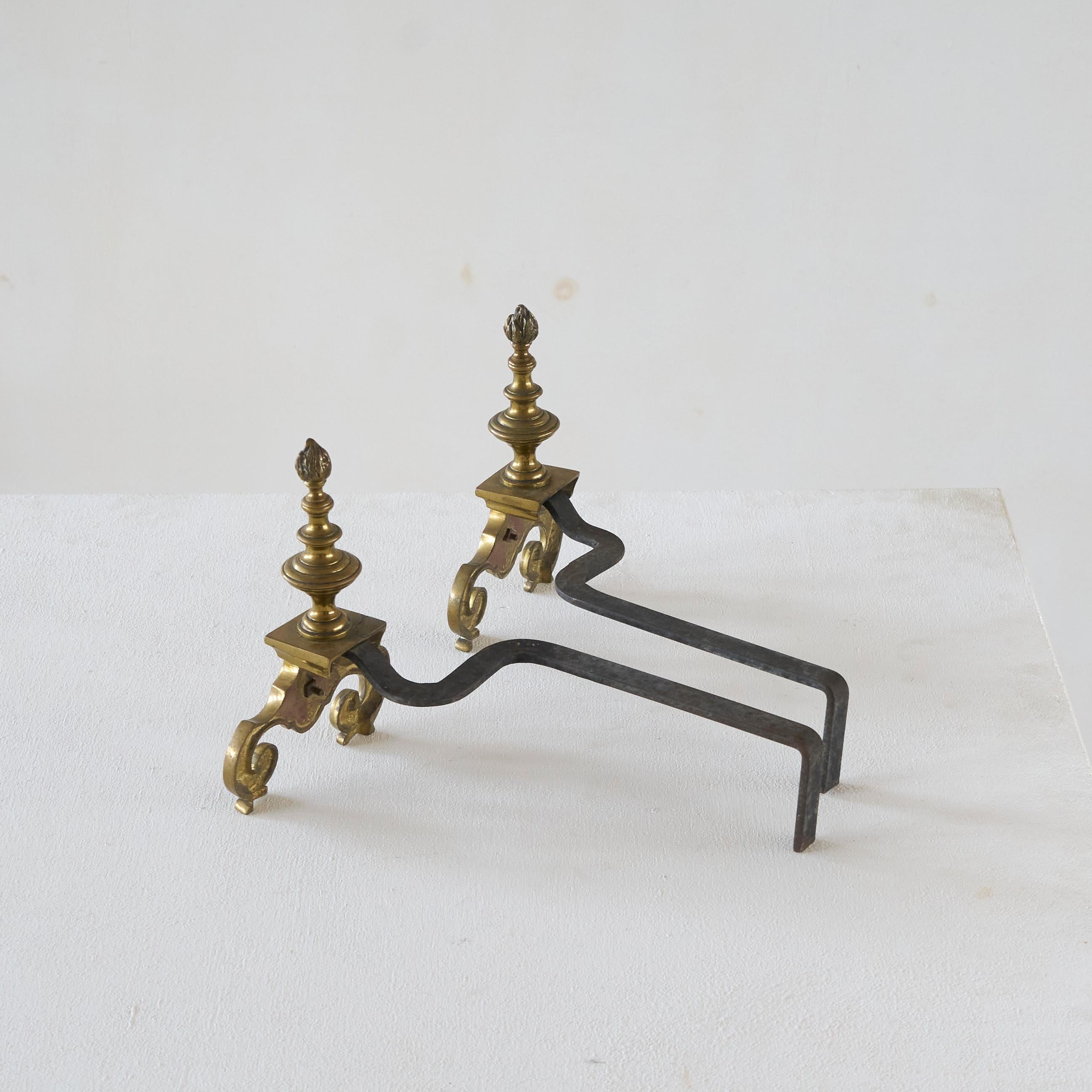 Ottone Coppia di androni neoclassici in ottone con leoni Fine Ottocento in vendita