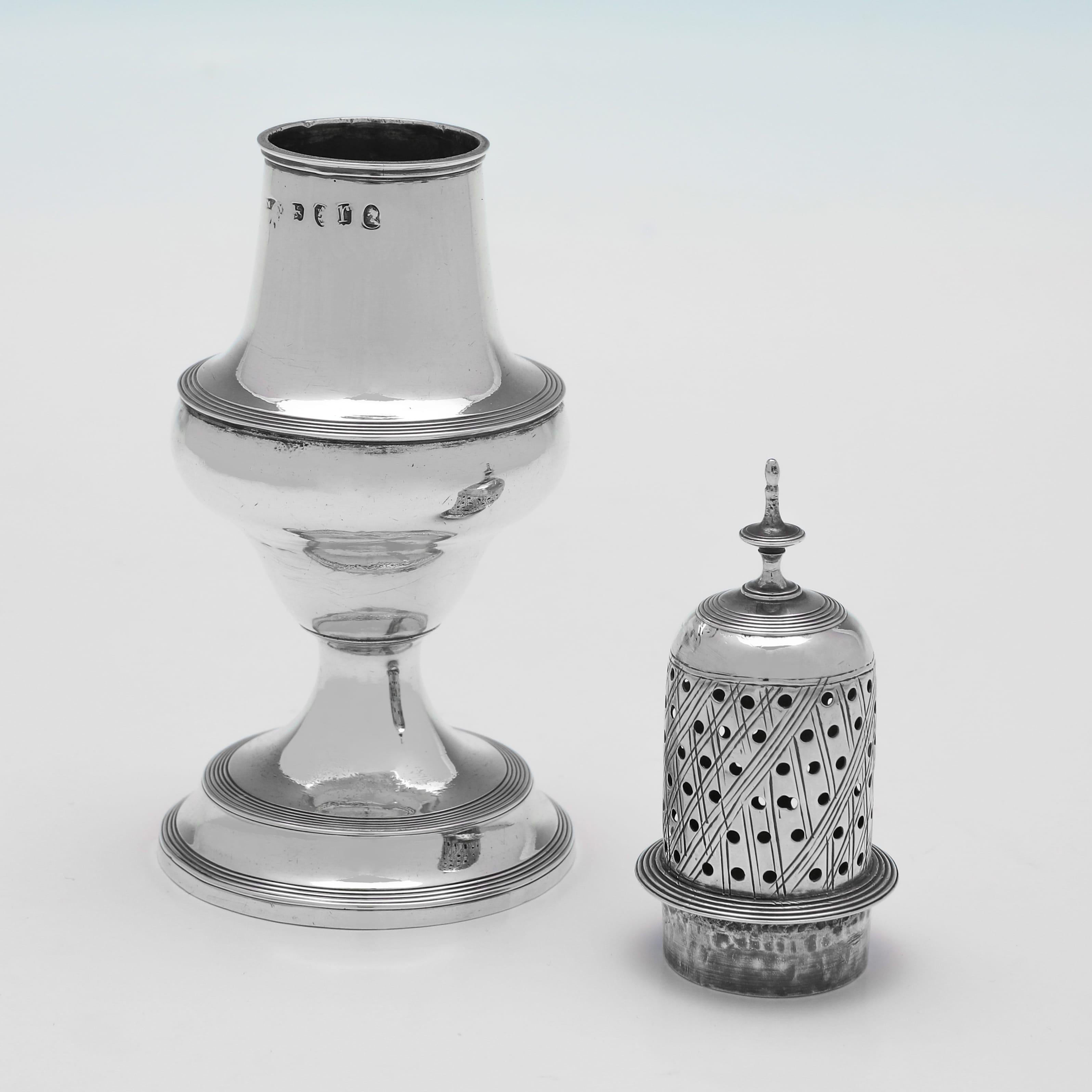 Anglais Paire de poivrières néoclassiques d'époque George III en argent sterling - Londres 1792 en vente